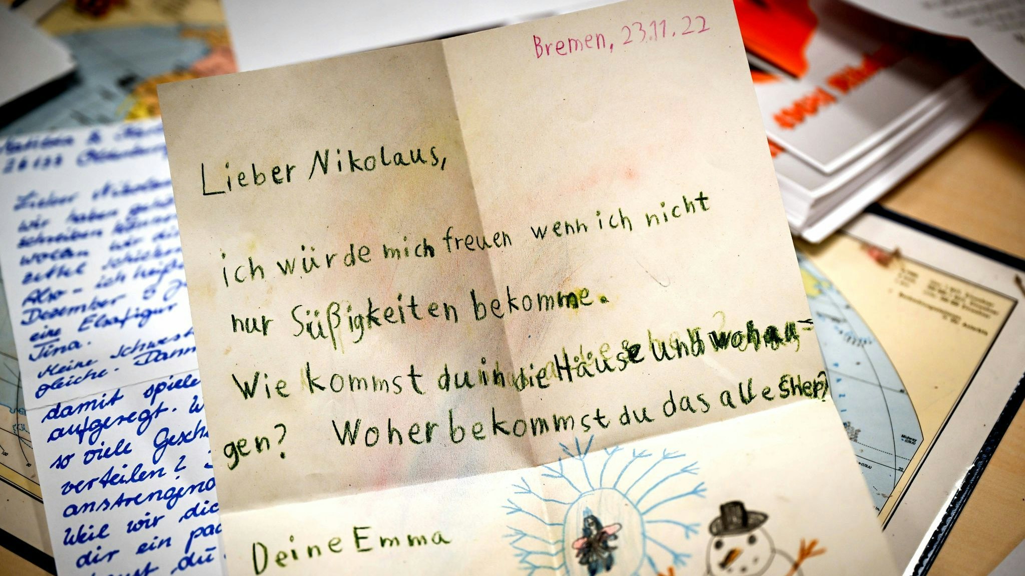 Ein Brief von Emma aus Bremen an den Nikolaus liegt in der Weihnachtspostfiliale in Nikolausdorf. Foto: Sina Schuldt / dpa