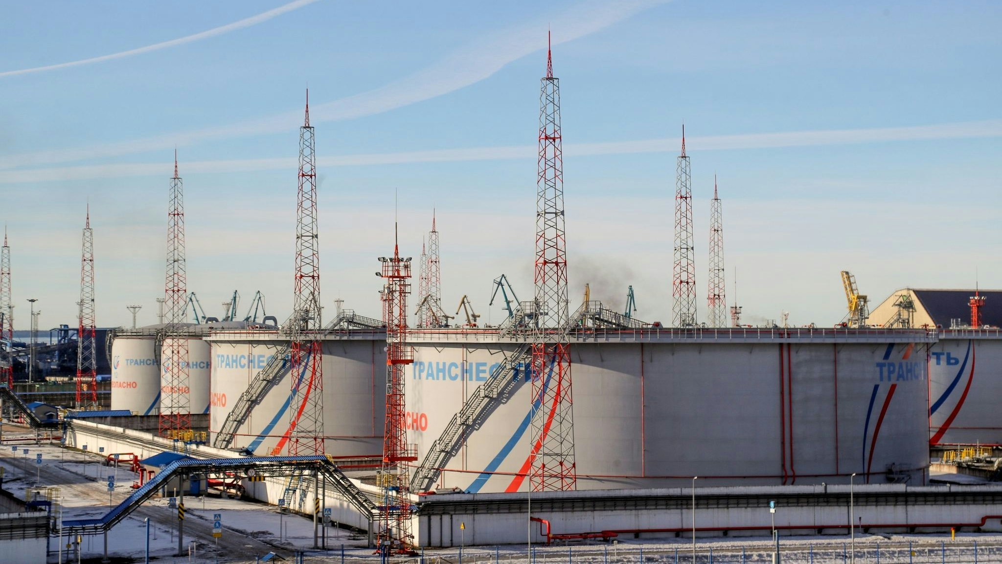 Tanks von Transneft im Ölterminal von Ust-Luga. Das staatliche russische Unternehmen betreibt die Erdöl-Pipelines des Landes. Foto: dpa/Stringer
