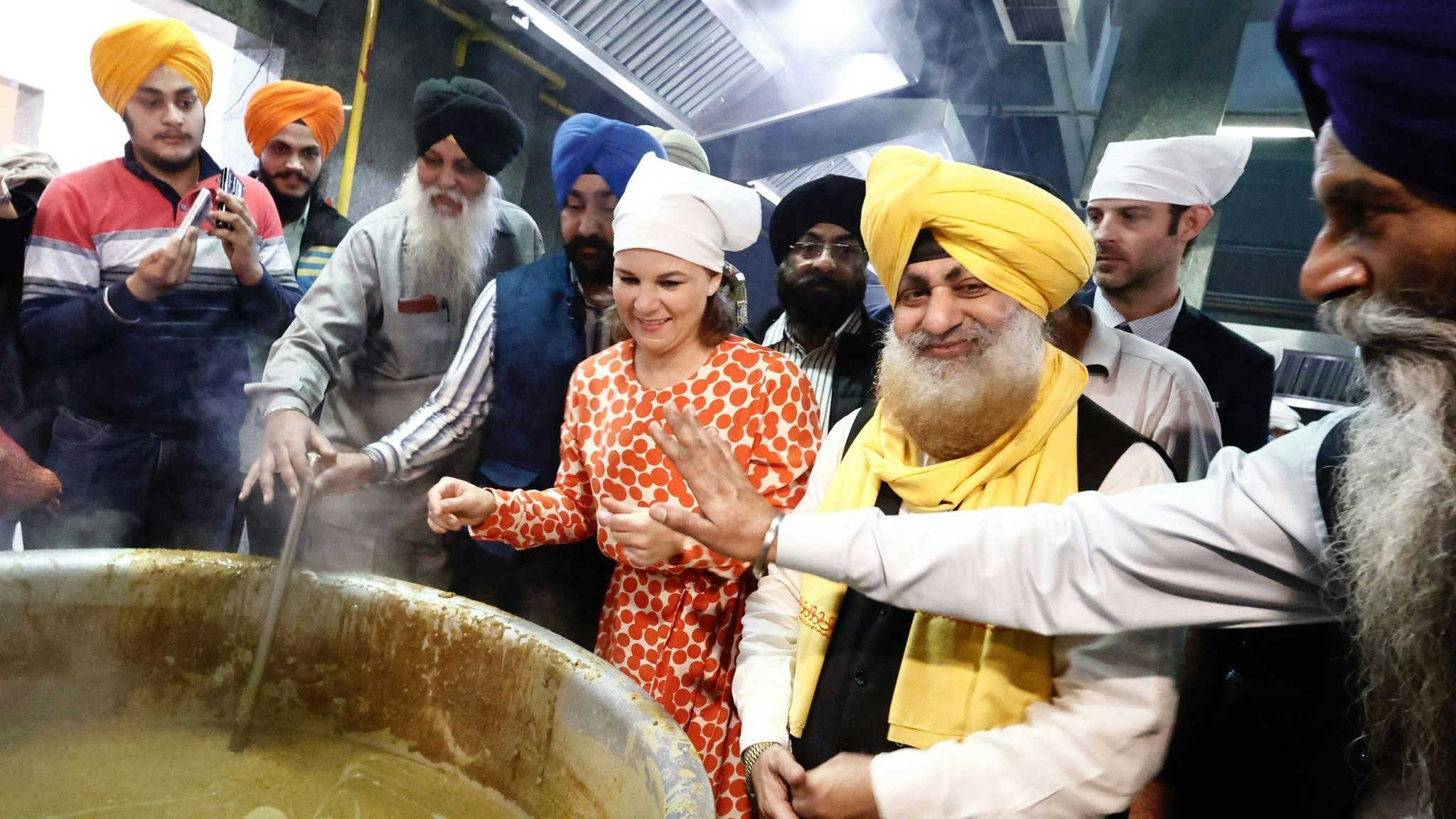 Außenministerin Annalena Baerbock beim Besuch einer Suppenküche in Chadni Chowk, der Altstadt von Neu Delhi. Foto: dpa/Koall