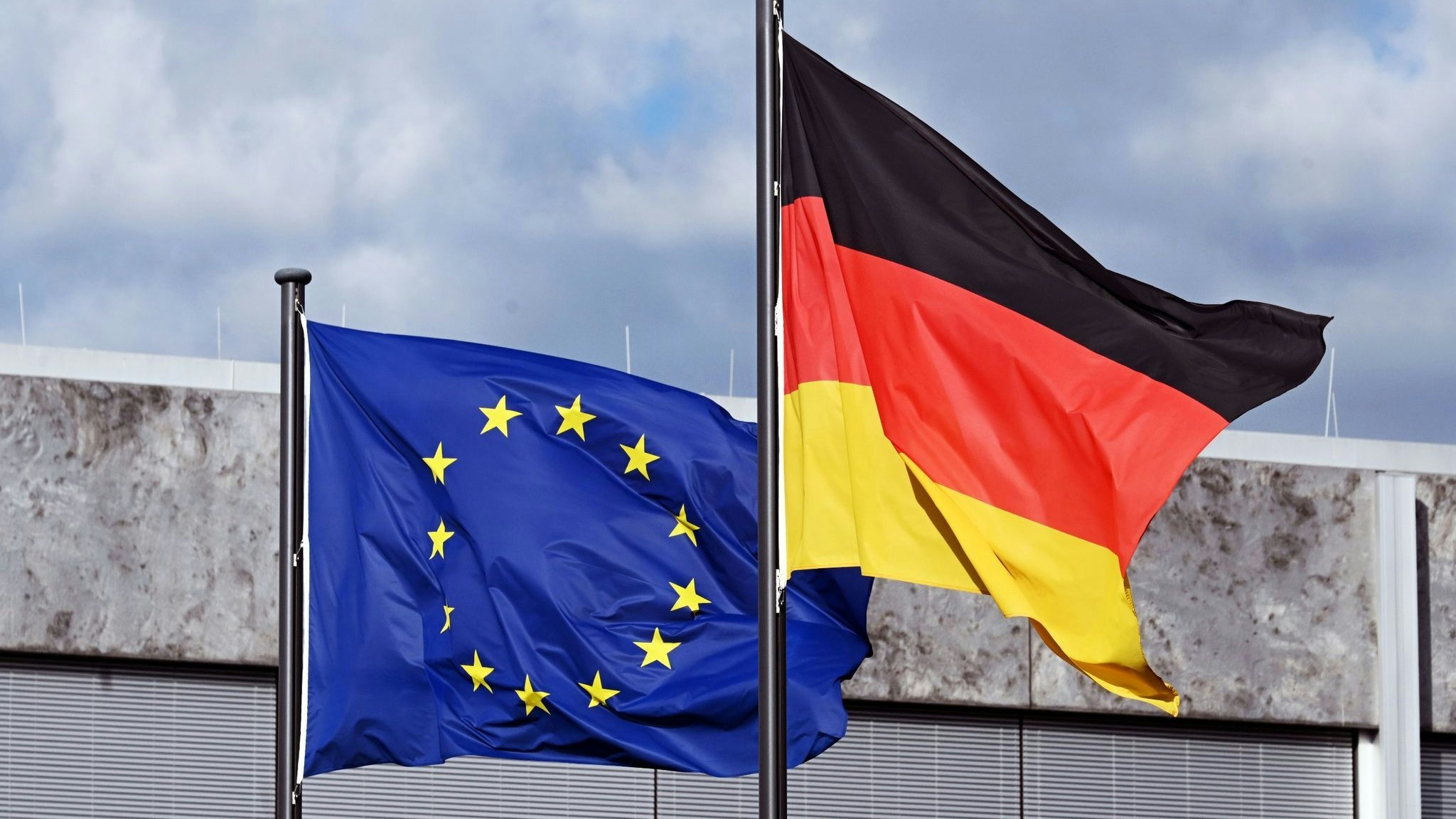 Vor dem Bundesverfassungsgericht in Karlsruhe wehen die Europa- und die Deutschlandflagge. Foto: dpa/Deck