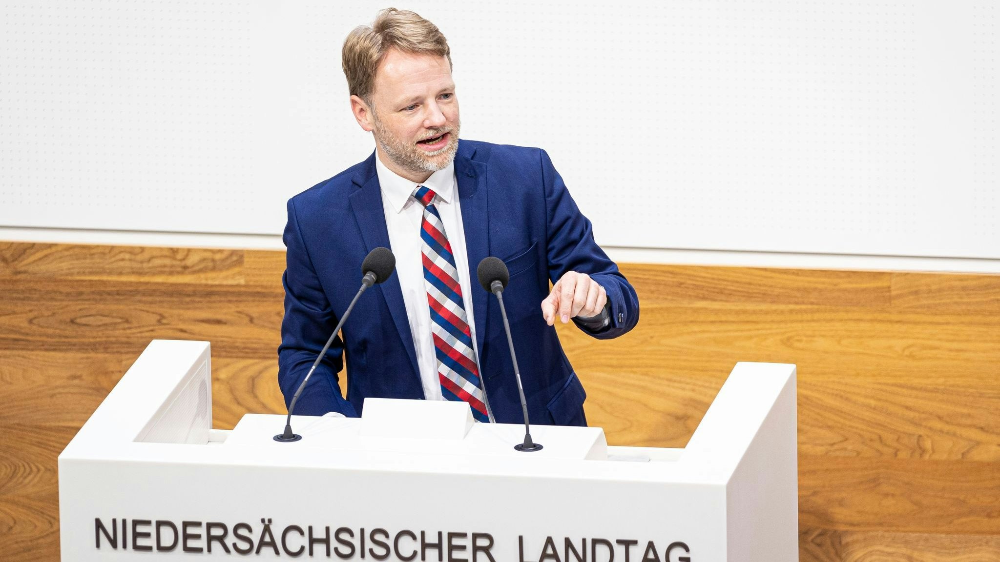 Der neue niedersächsische Finanzminister Gerald Heere (Grüne) spricht bei einer Landtagssitzung. Foto: dpa/Frankenberg