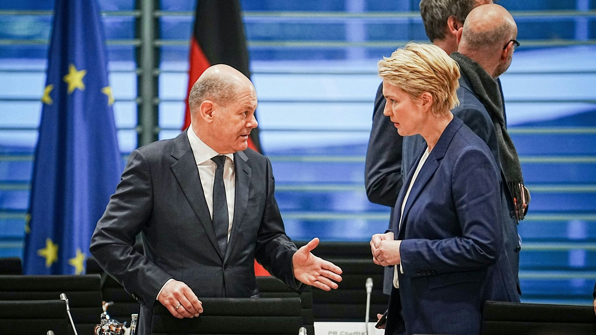 Bundeskanzler Olaf Scholz (l) und Manuela Schwesig, Ministerpräsidentin von Mecklenburg-Vorpommern. Foto: Kay Nietfeld / dpa