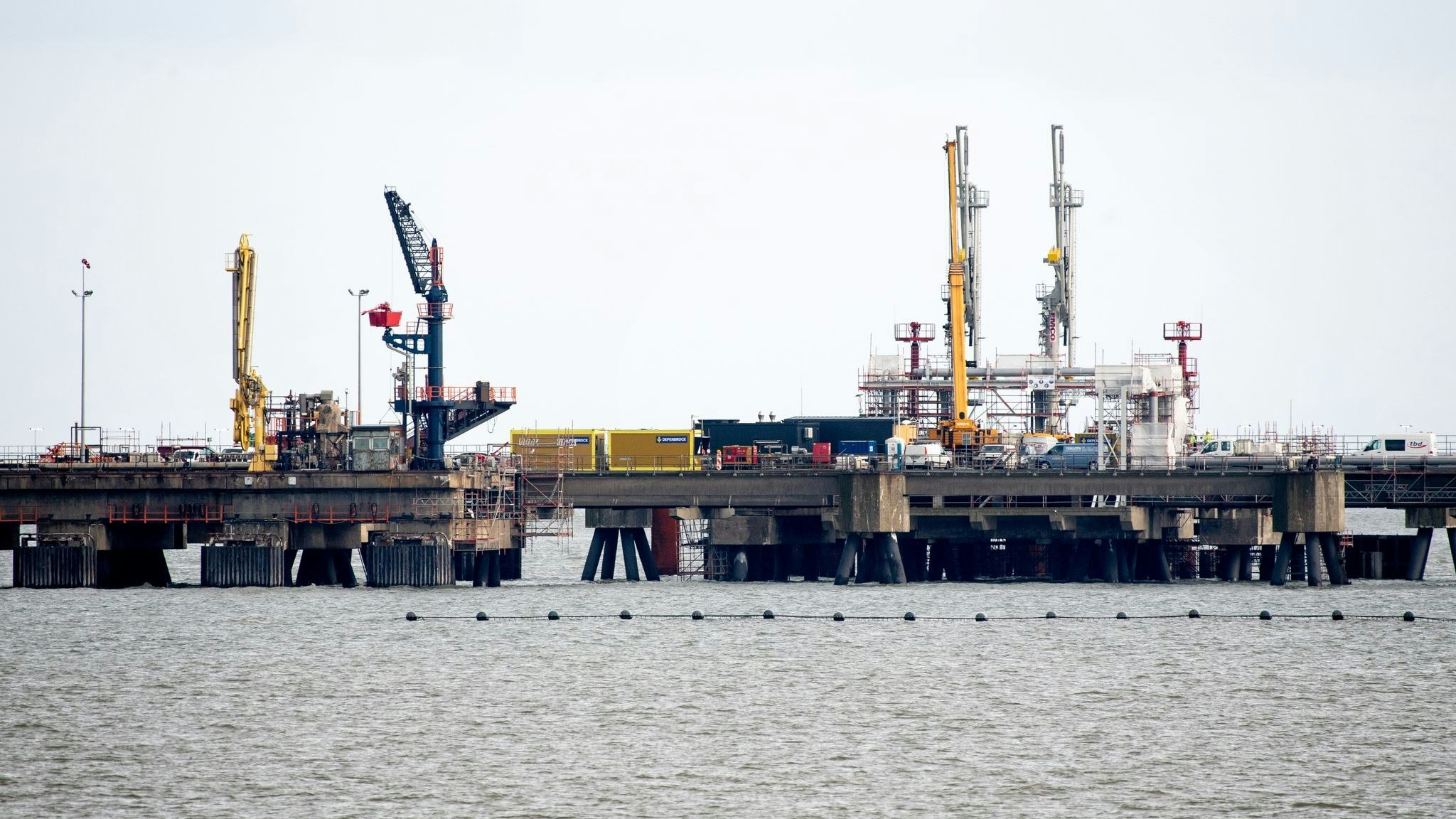 Technische Anlagen stehen auf dem Anleger für das LNG-Terminal in der Nordsee vor Wilhelmshaven. Foto: dpa/Dittrich