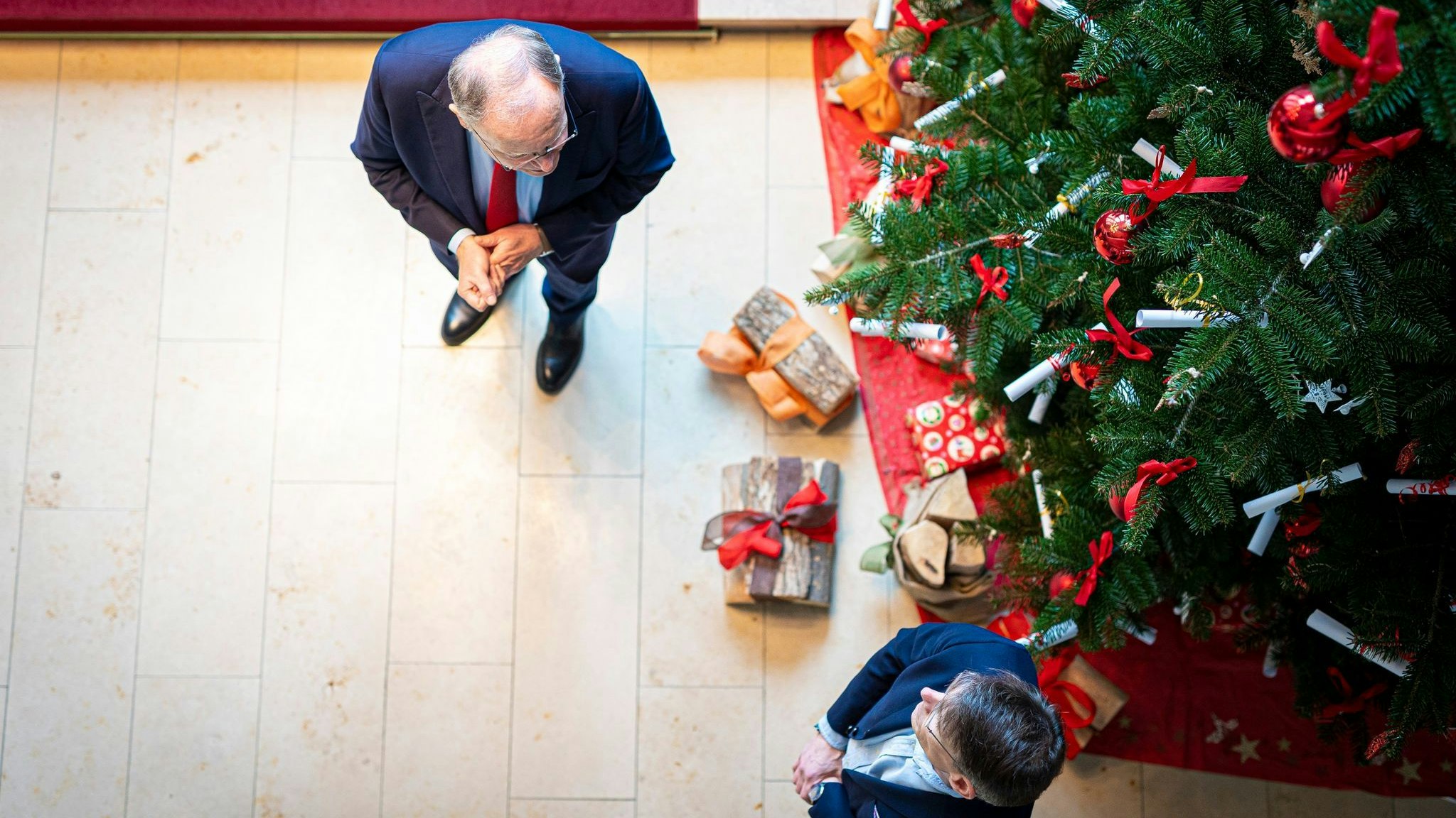 Stephan Weil (l) steht in der Staatskanzlei vor einem Weihnachtsbaum. Foto: dpa/Frankenberg
