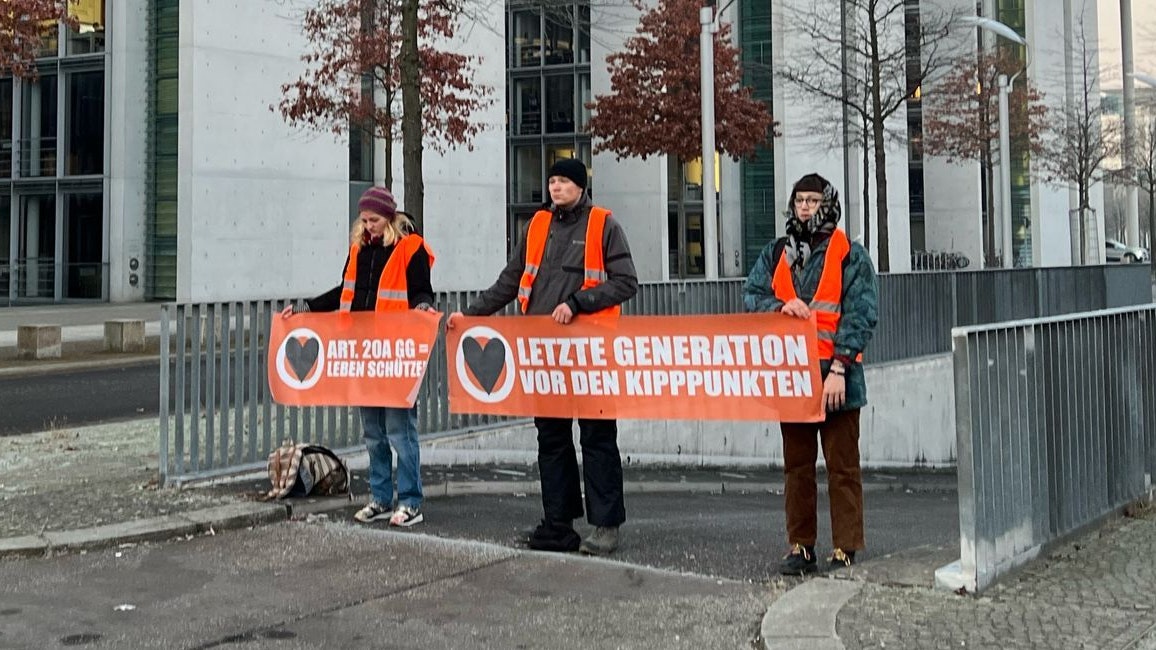 Aktivisten der Klimaschutzgruppe „Letzte Generation“ blockieren am frühen Morgen eine Zufahrt zur Tiefgarage des Bundestages. Foto: dpa/Schreiner