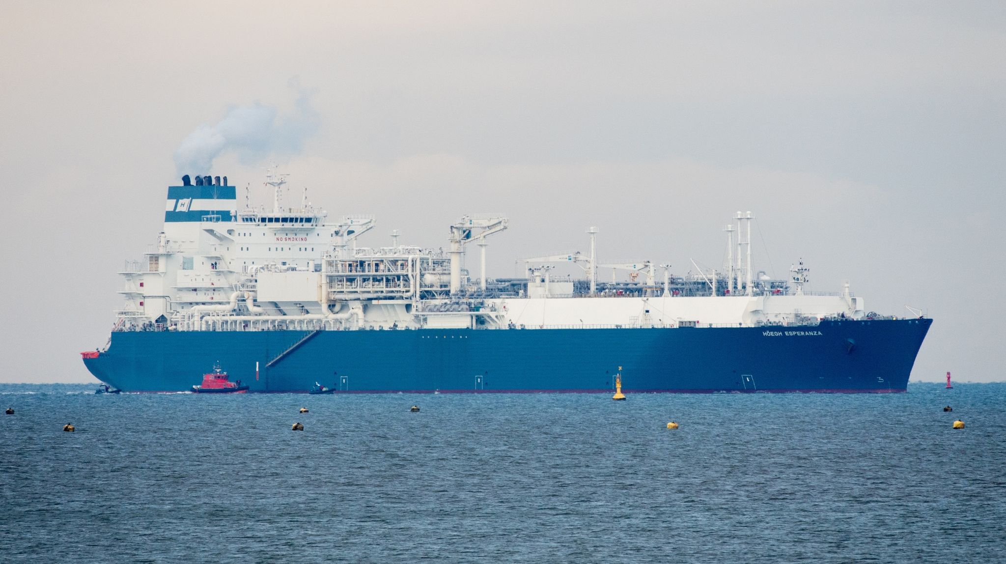 Das Spezialschiff „Höegh Esperanza“ erreicht den Jadebusen, um am neuen Anleger für das LNG-Terminal anzulegen. Foto: dpa/Dittrich