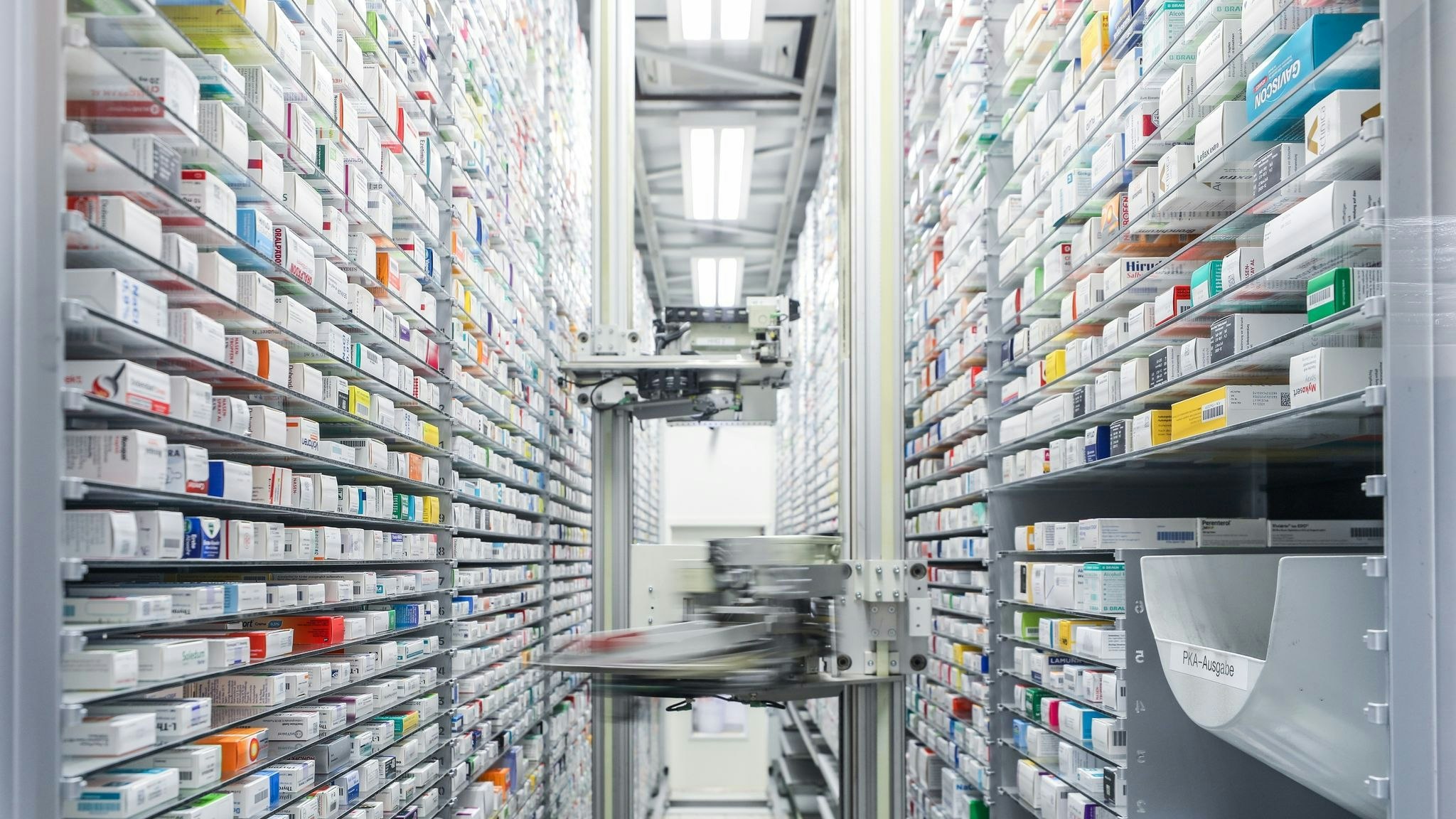 Das automatisierte Medikamentenlager einer Apotheke. Foto: dpa/Woitas