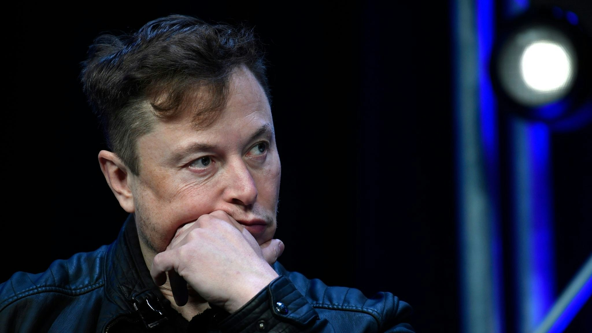 Seit der Übernahme durch Elon Musk wandern viele Menschen von Twitter ab. Nun durften seine Follower über seine Zukunft abstimmen. Foto: Susan Walsh / AP / dpa