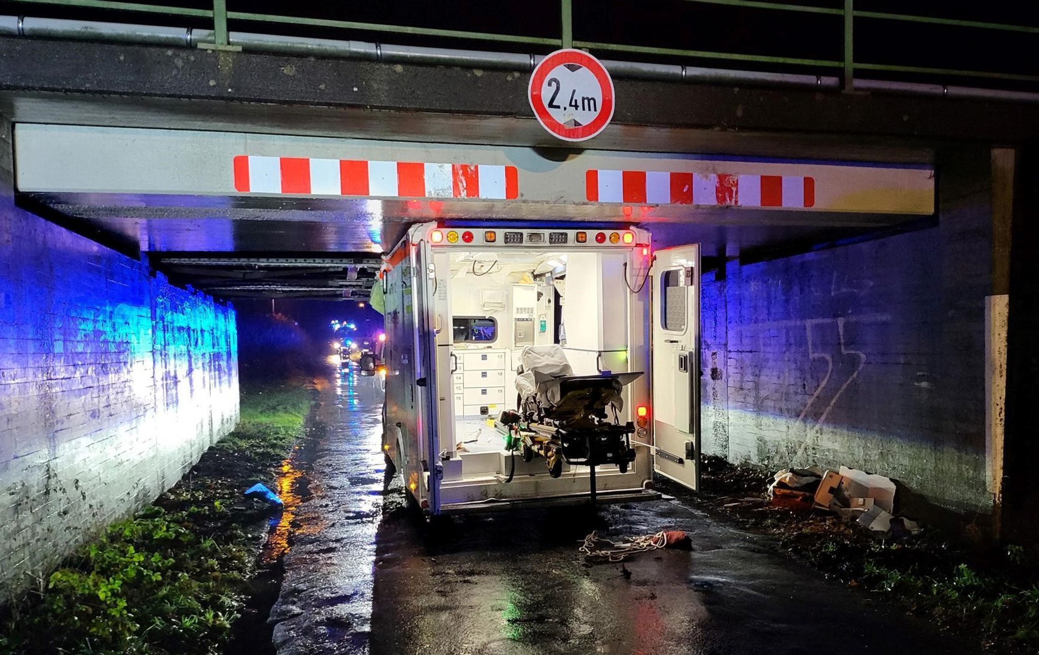 Ein Rettungswagen steht eingeklemmt in einer Unterführung. Foto: dpa - Torsten Albrecht/Nord-West-Media/
