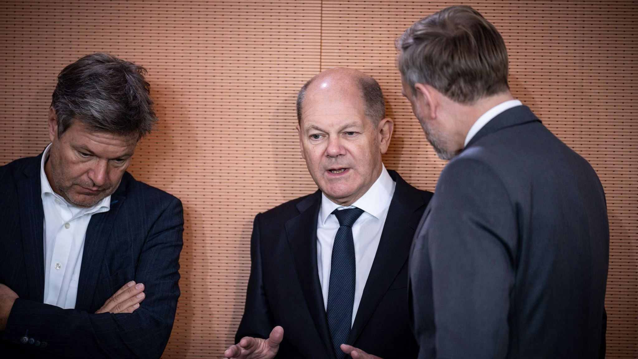 Kanzler Olaf Scholz (M) spricht mit Finanzminister Christian Lindner (r) und Wirtschaftsminister Robert Habeck. Foto: dpa/Kappeler