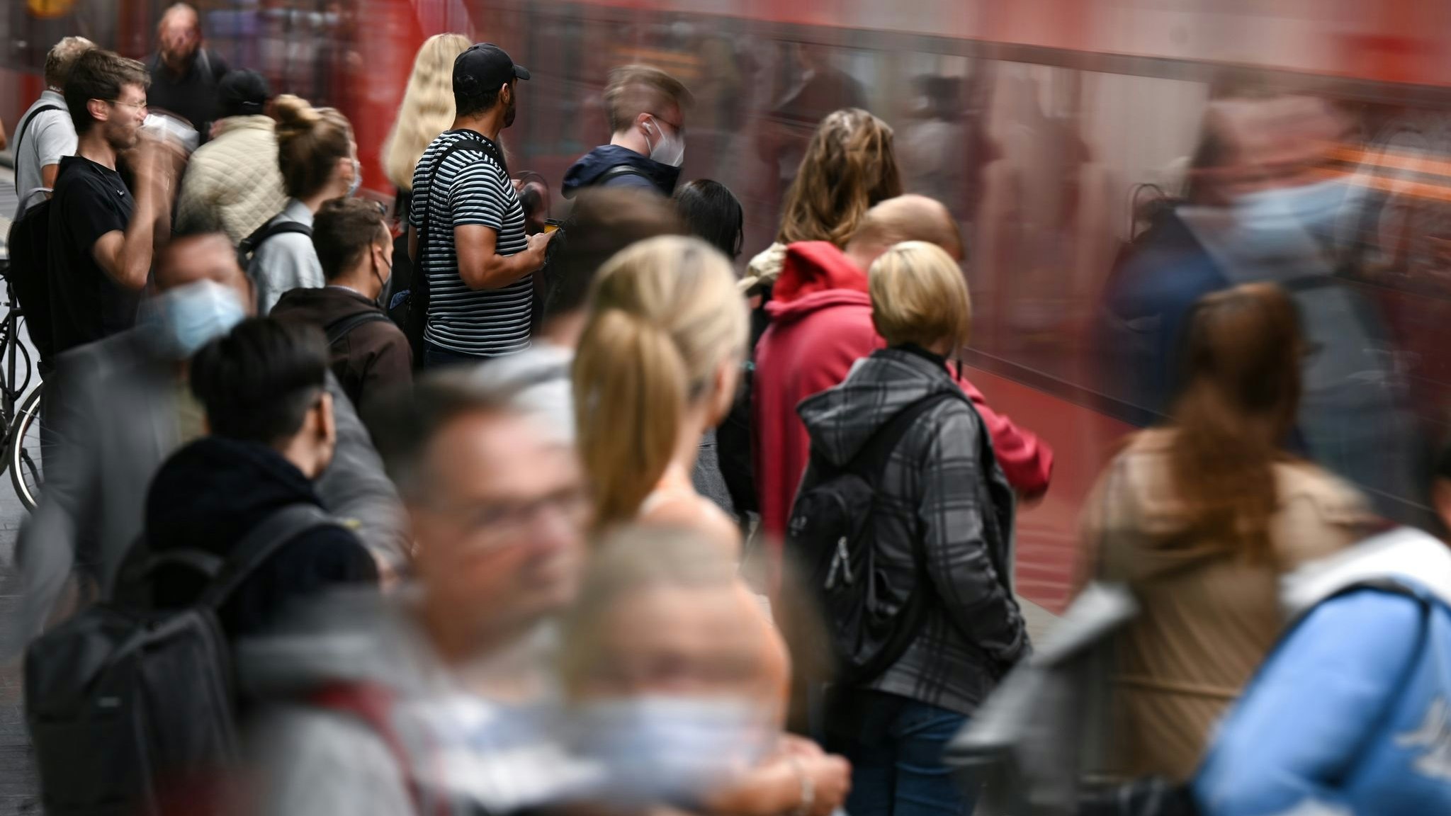 Fahrgäste warten an einem Gleis im Tiefbahnhof des Frankfurter Hauptbahnhofs, während eine S-Bahn einfährt. Foto: dpa/Dedert