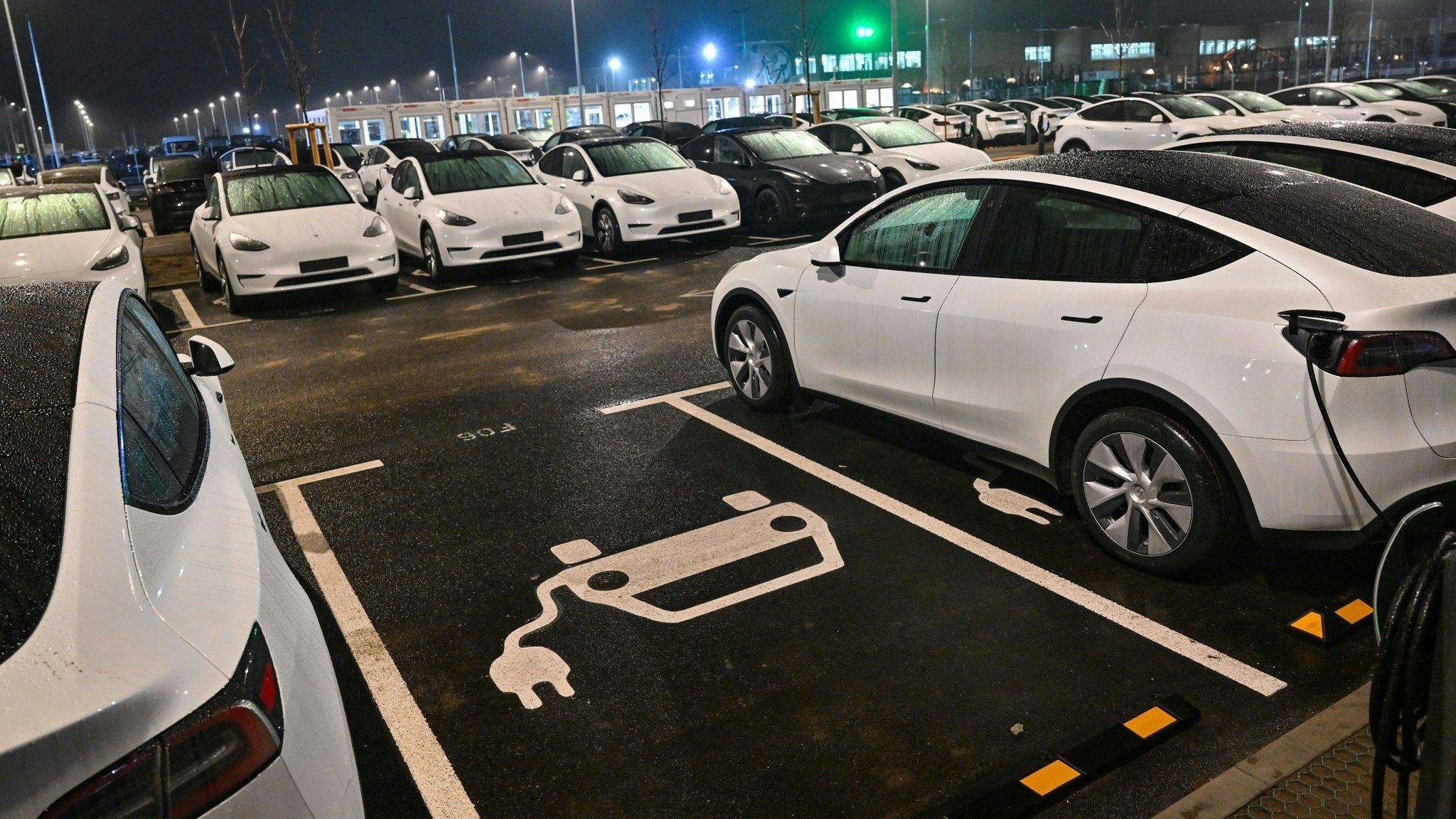 Neue Elektrofahrzeuge vom Typ Model Y auf einem Parkplatz vor dem Werk des US-Elektroautobauers Tesla. Foto: dpa/Pleul