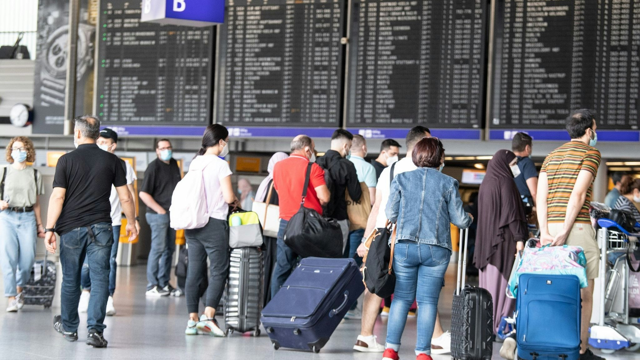 Passagiere auf dem Flughafen in Frankfurt am Main. Wer aus China einreist, muss sich auf Corona testen lassen. Foto: dpa/Roessler