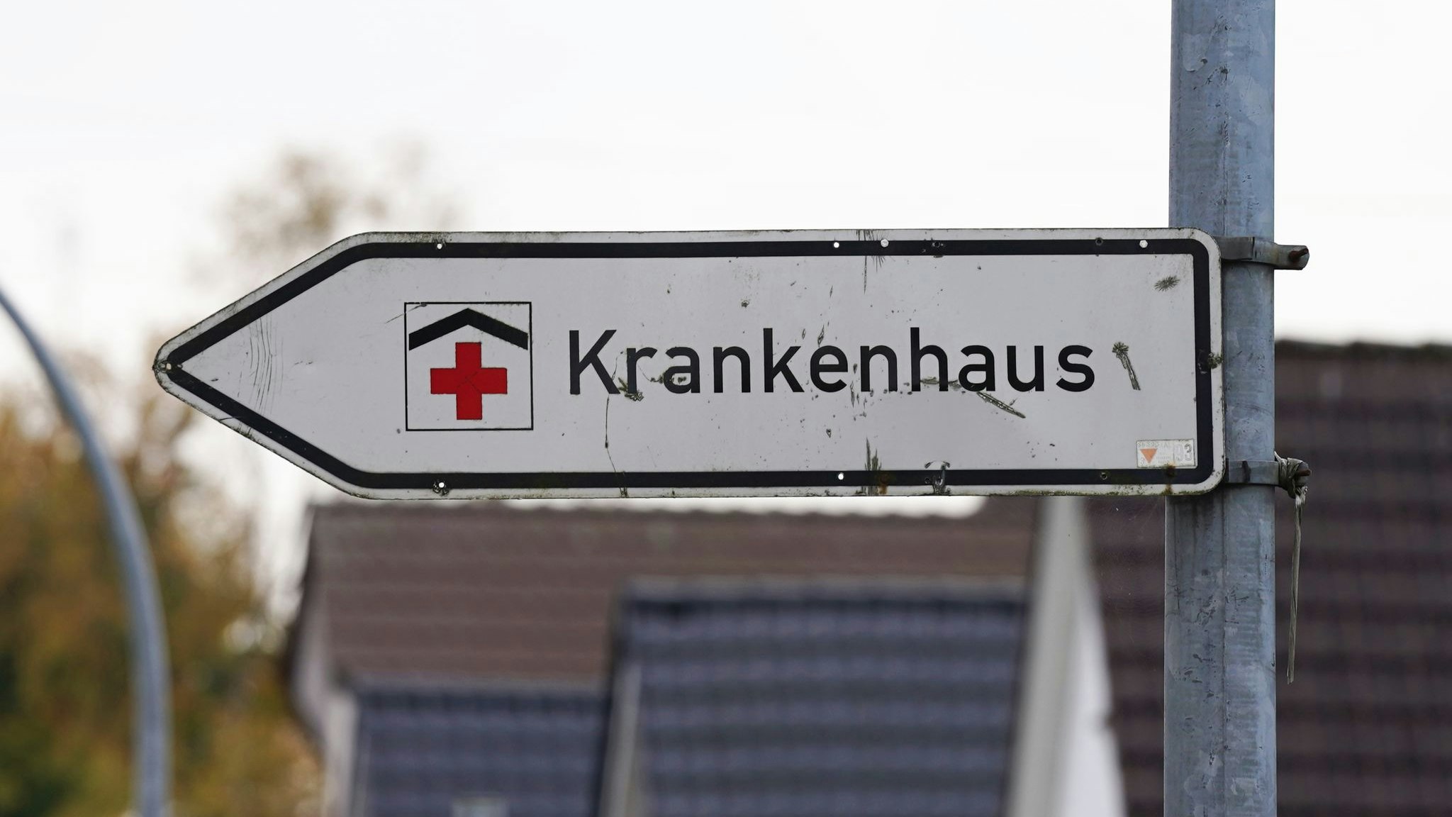 Ein Hinweisschild mit der Aufschrift „Krankenhaus“ weist den Weg zur Klinik. Foto: dpa/Brandt