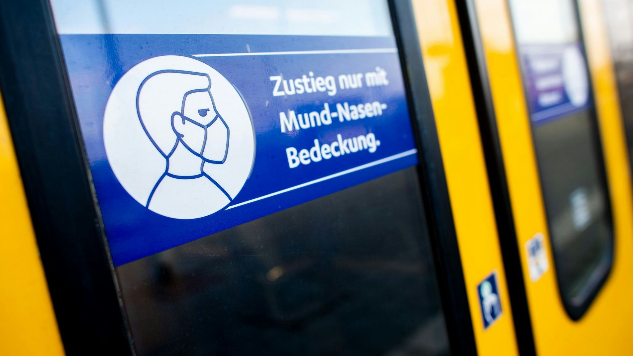 Ein Schild mit der Aufschrift „Zustieg nur mit Mund-Nasen-Bedeckung.“ klebt an der Zugtür einer Regio-S-Bahn der NordWestBahn im Hauptbahnhof. Foto: dpa/Dittrich