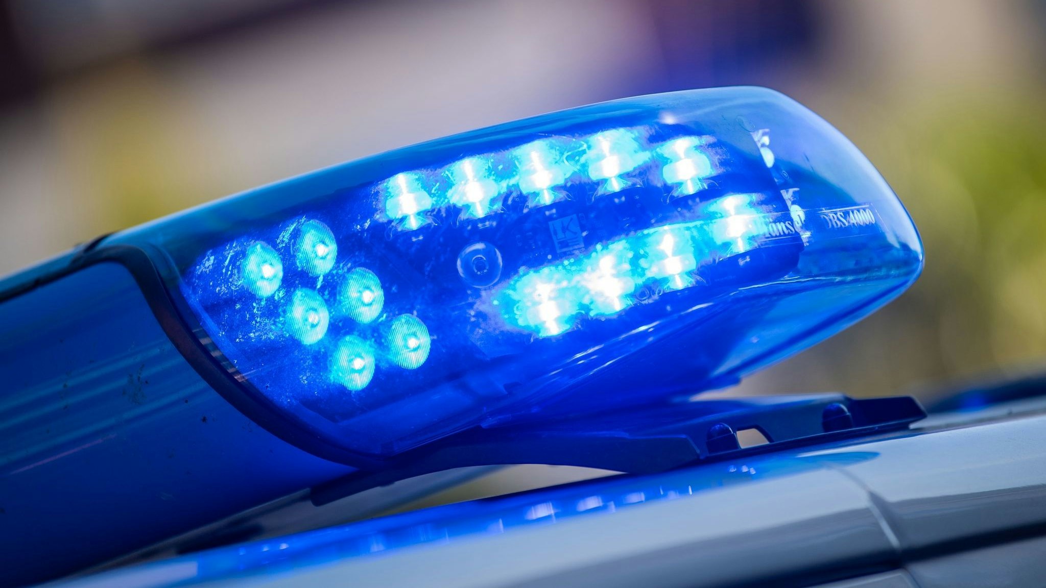 Ein Blaulicht leuchtet auf dem Dach eines Streifenwagens der Polizei. Foto: dpa/Mirgeler