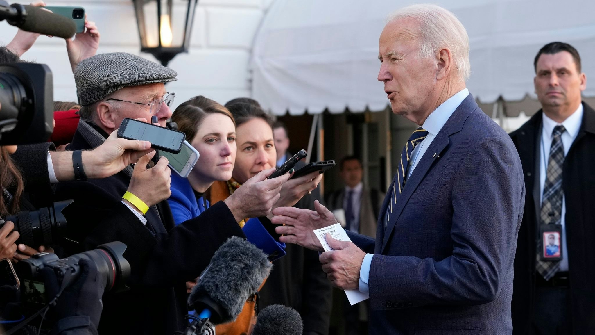 US-Präsident Joe Biden im Gespräch mit Journalisten. Foto: dpa/Walsh