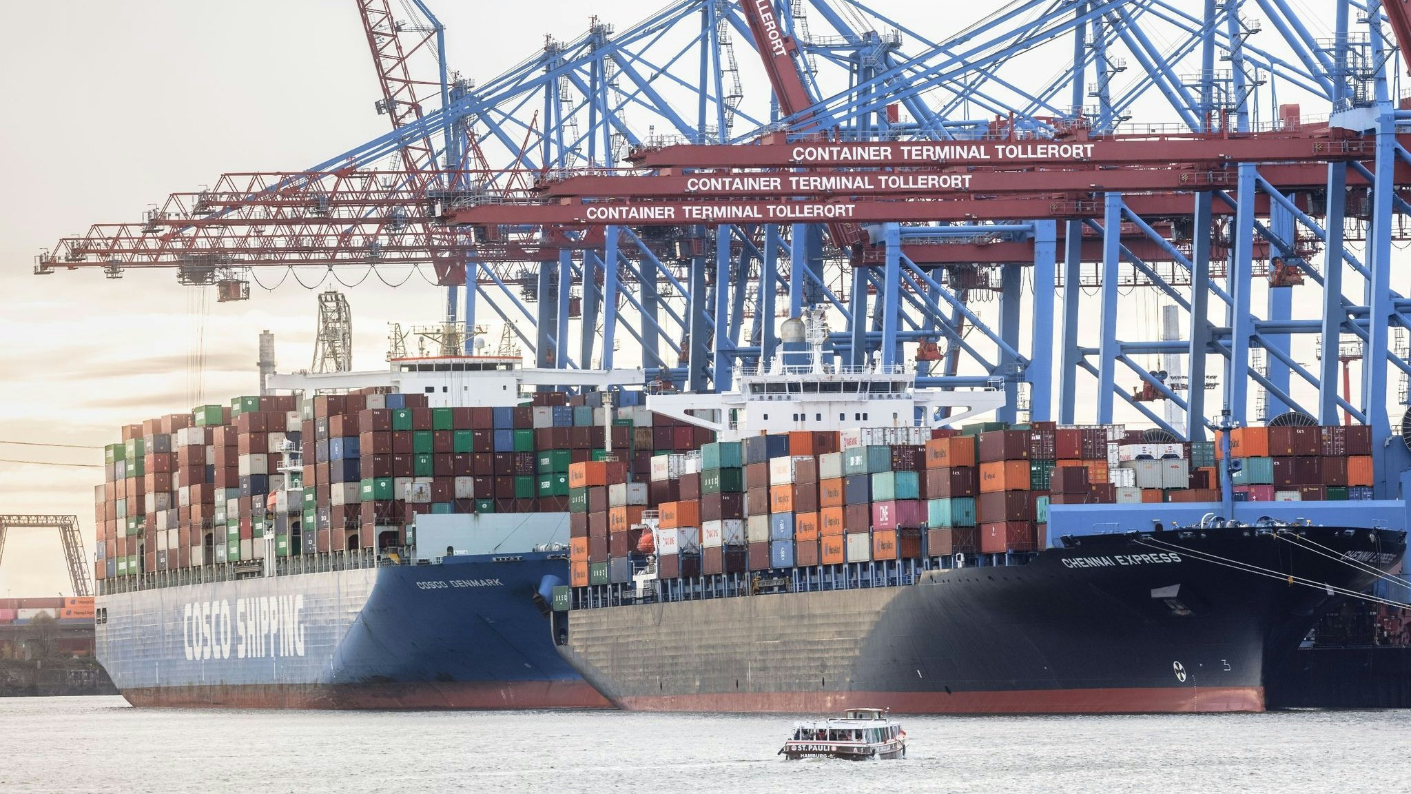 Containerschiffe im Hamburger Hafen. Die deutsche Wirtschaft ist 2022 ganz leicht gewachsen. Foto: dpa/Scholz