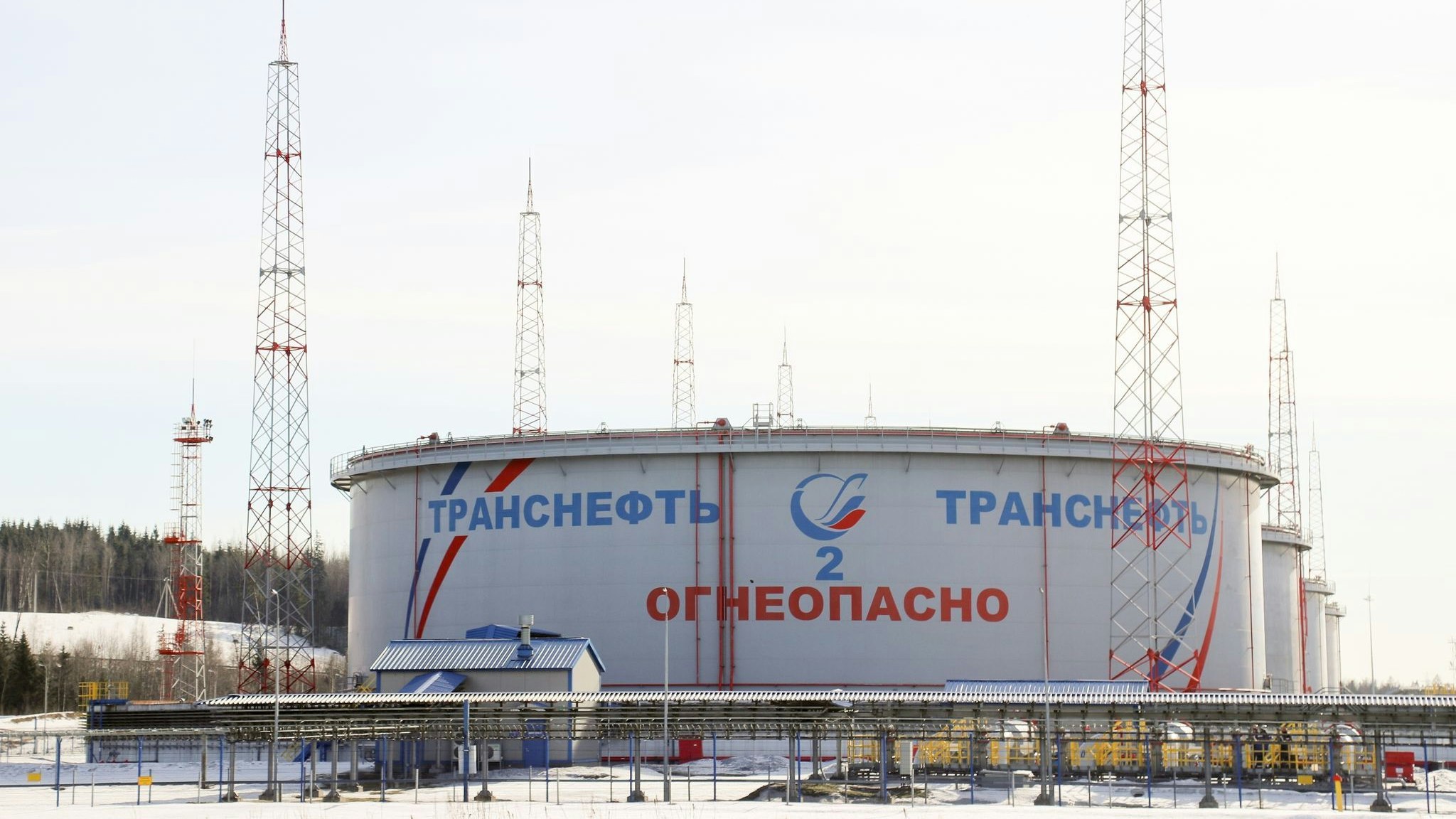 Tanks des staatlichen Ölpipeline-Betreiber „Transneft“ im Ölterminal von Ust-Luga. Foto: dpa/Stringer