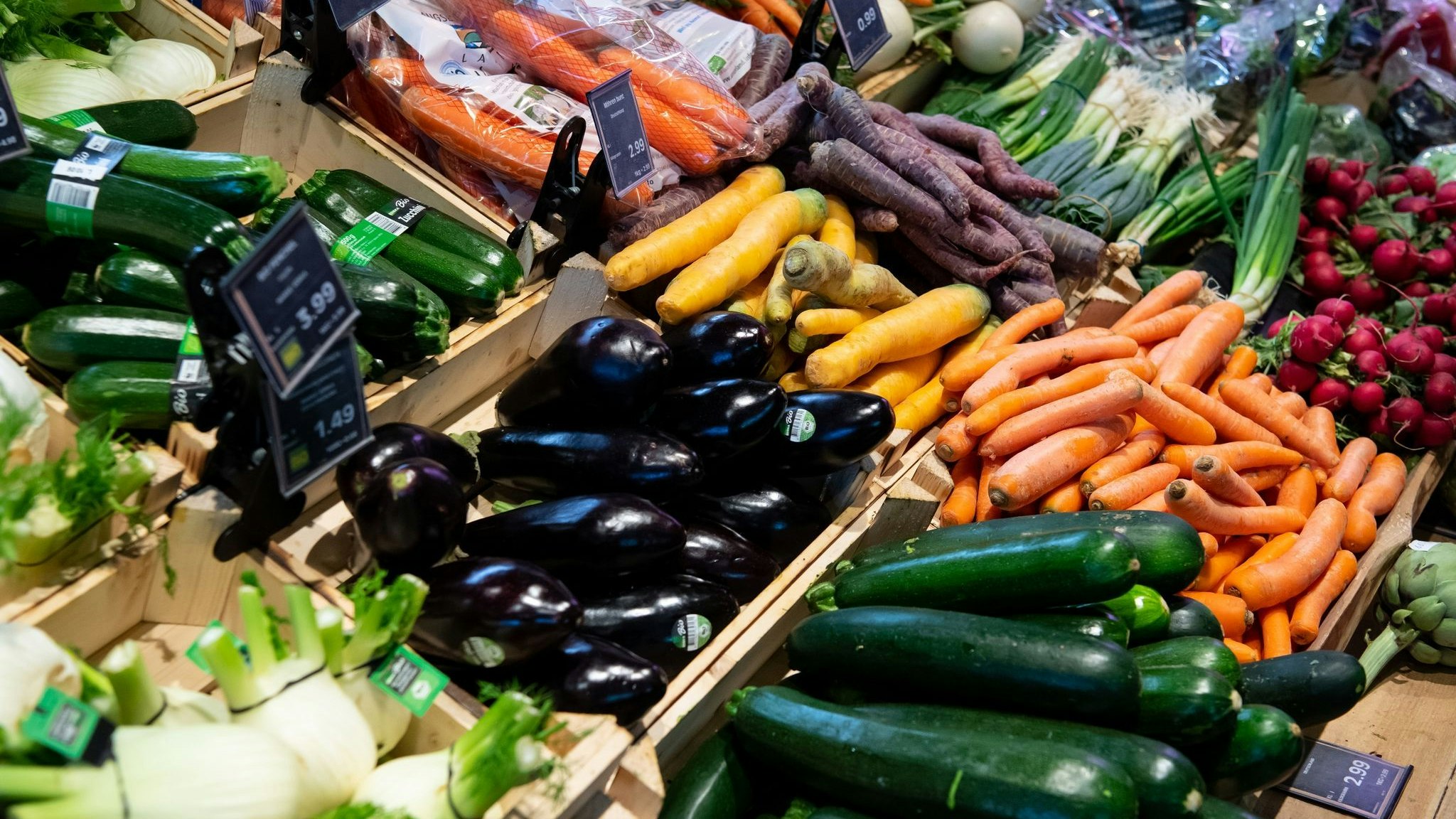 Bio oder Discount? Wegen der hohen Inflation entscheiden sich mehr Konsumenten für die günstigere Variante im Supermarktregal. Foto: dpa/Hoppe