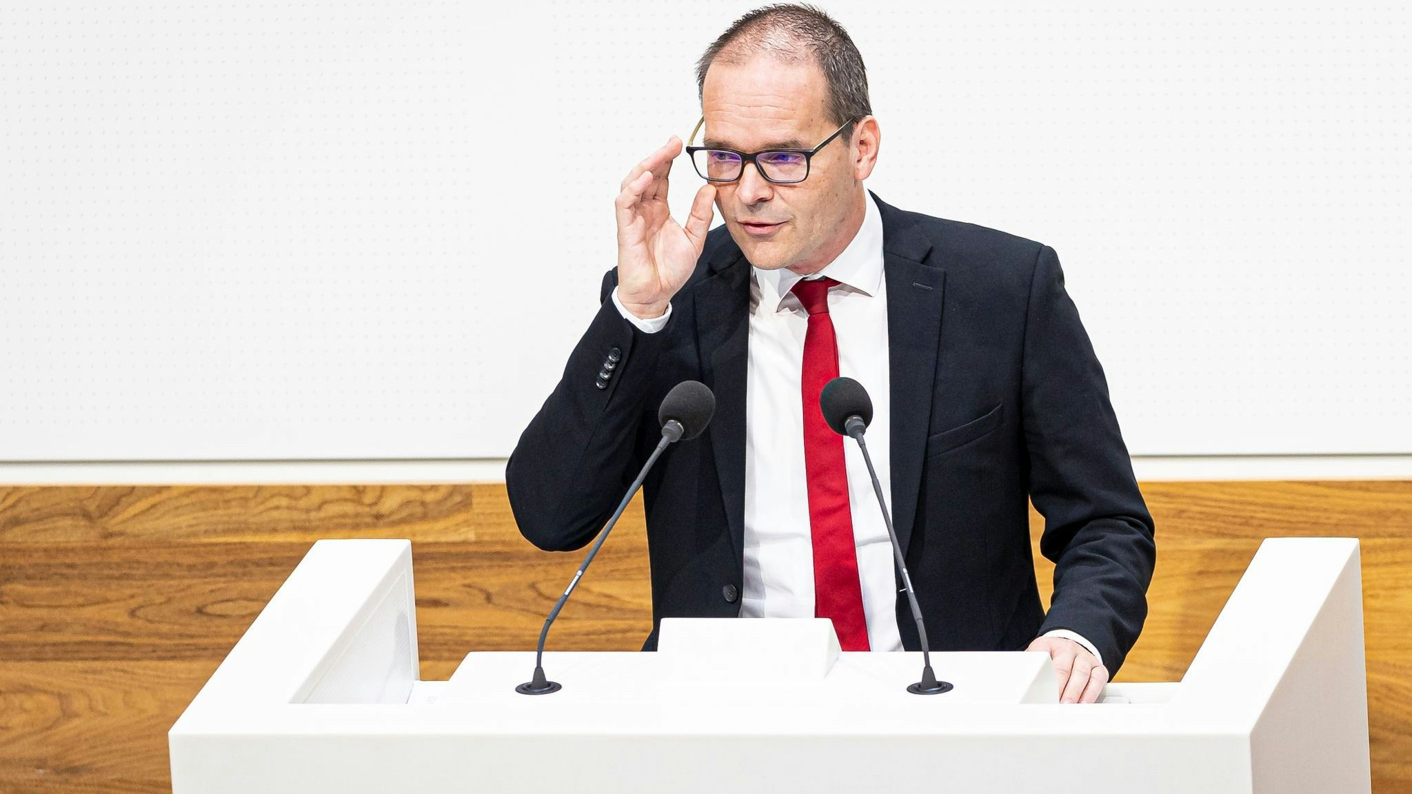 Grant Hendrik Tonne (SPD), Fraktionsvorsitzender seiner Partei im niedersächsischen Landtag, spricht im Plenarsaal. Foto: dpa/Frankenberg