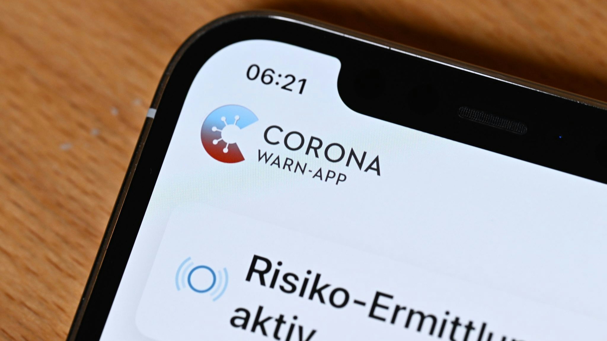 Die offizielle Corona-Warn-App des Bundes gibt es in einer neuen Version mit vielen Neuerungen. Foto: dpa/Weißbrod