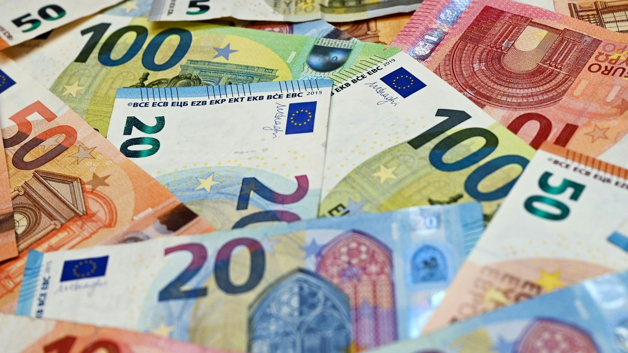 Eurobanknoten liegen auf einem Tisch. Foto: dpa/Pleul