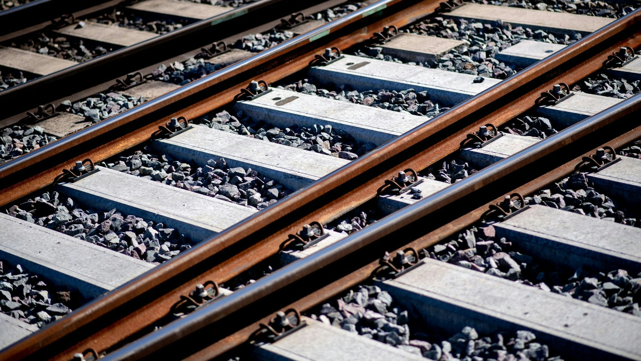Gleise sind an einem Bahnhof im Schotterbett verlegt. Foto: dpa/Dittrich