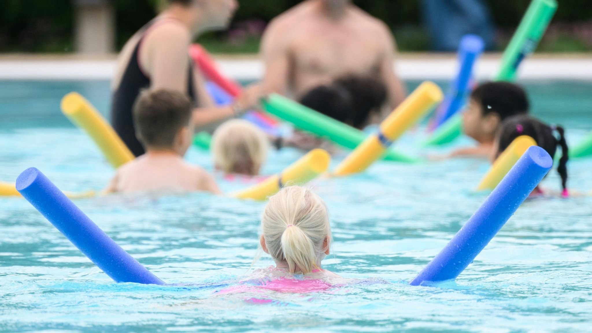 Die DLRG warnt davor, dass der Anteil der Nichtschwimmer unter Grundschülern steige. Foto: dpa/Stratenschulte