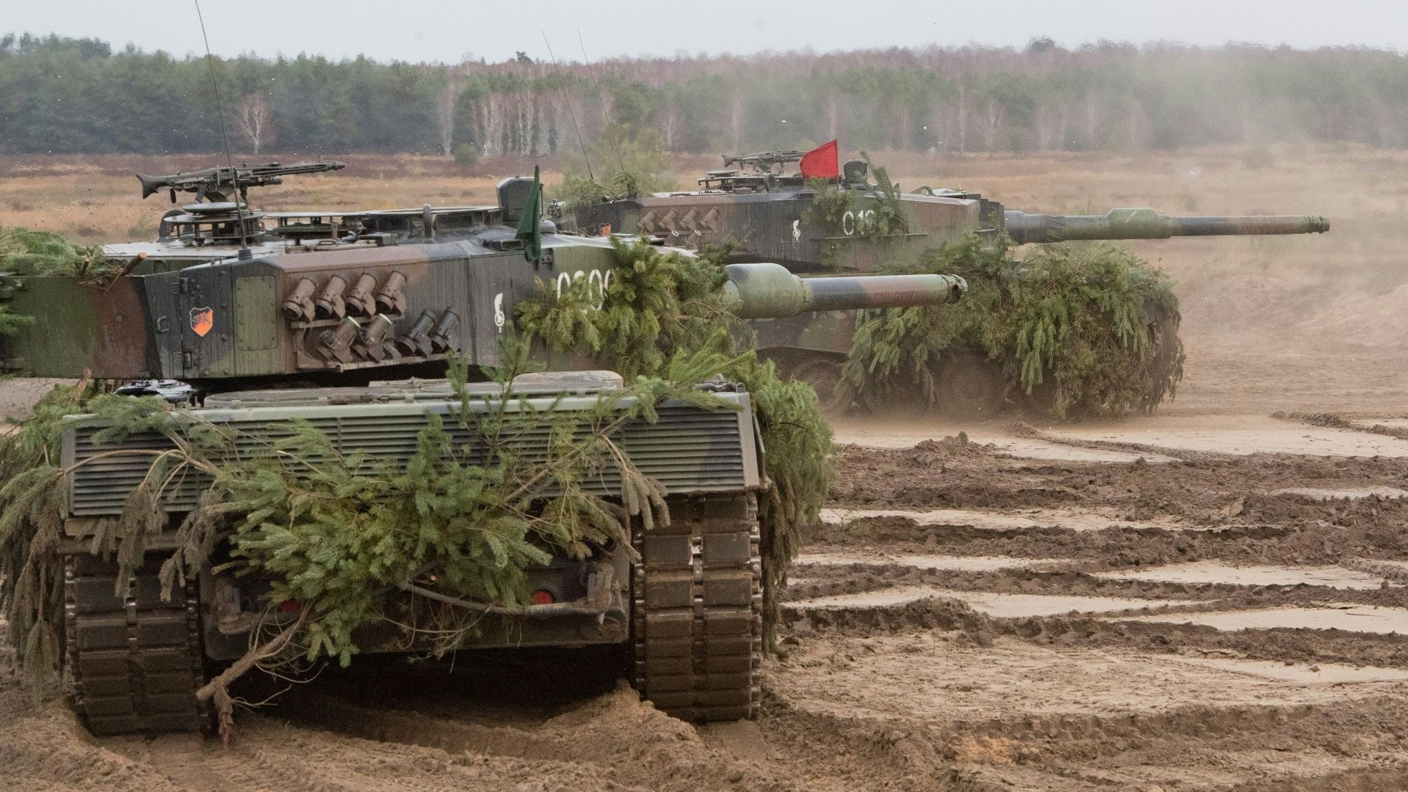 Kampfpanzer vom Typ Leopard 2 auf einem Truppenübungsplatz der Bundeswehr. Foto: dpa/Sauer