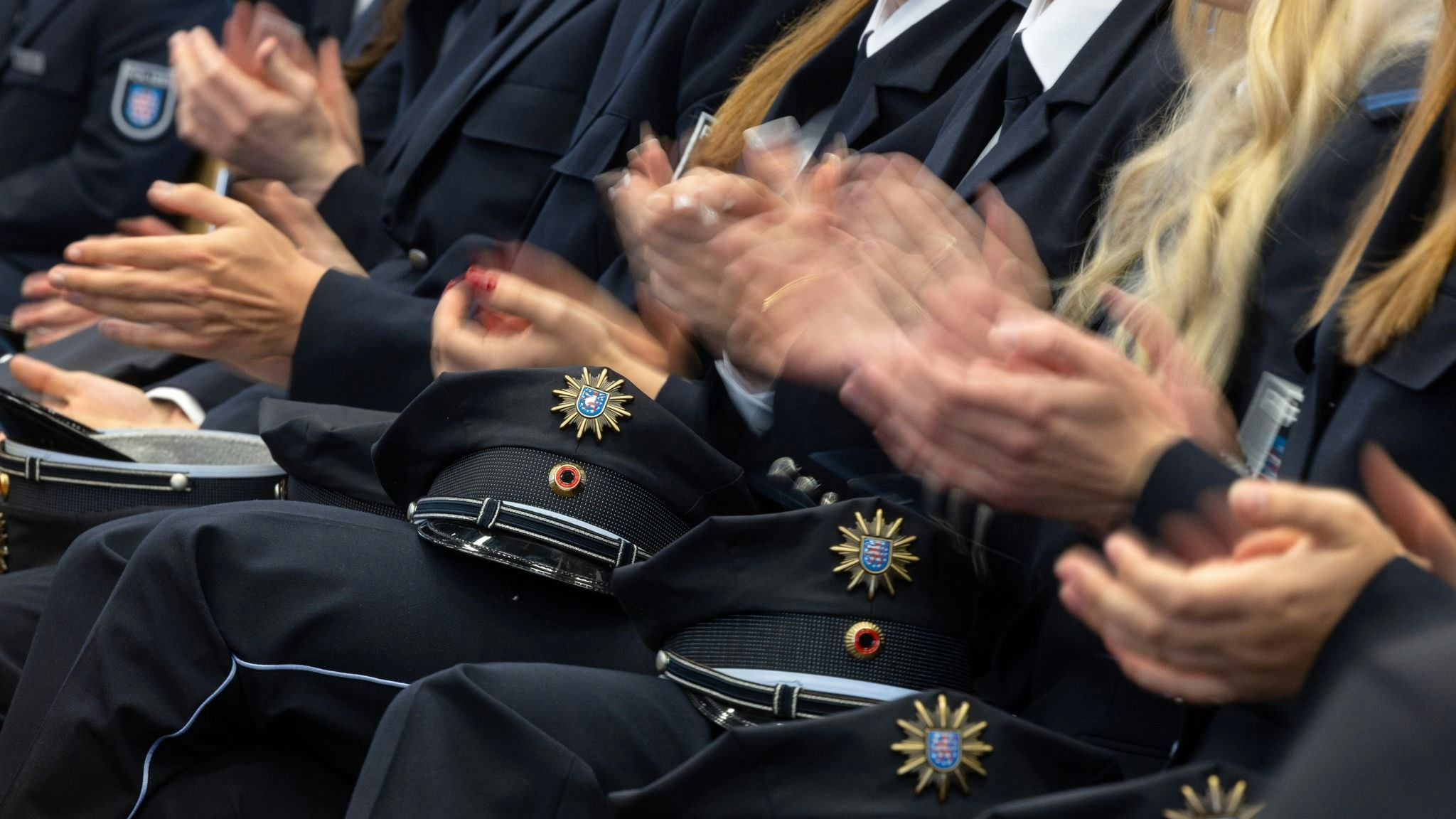 Polizeianwärter applaudieren bei der Vereidigung des Polizeimeisteranwärterlehrgangs 46 im Bildungszentrum der Thüringer Polizei. Foto: dpa/Reichel