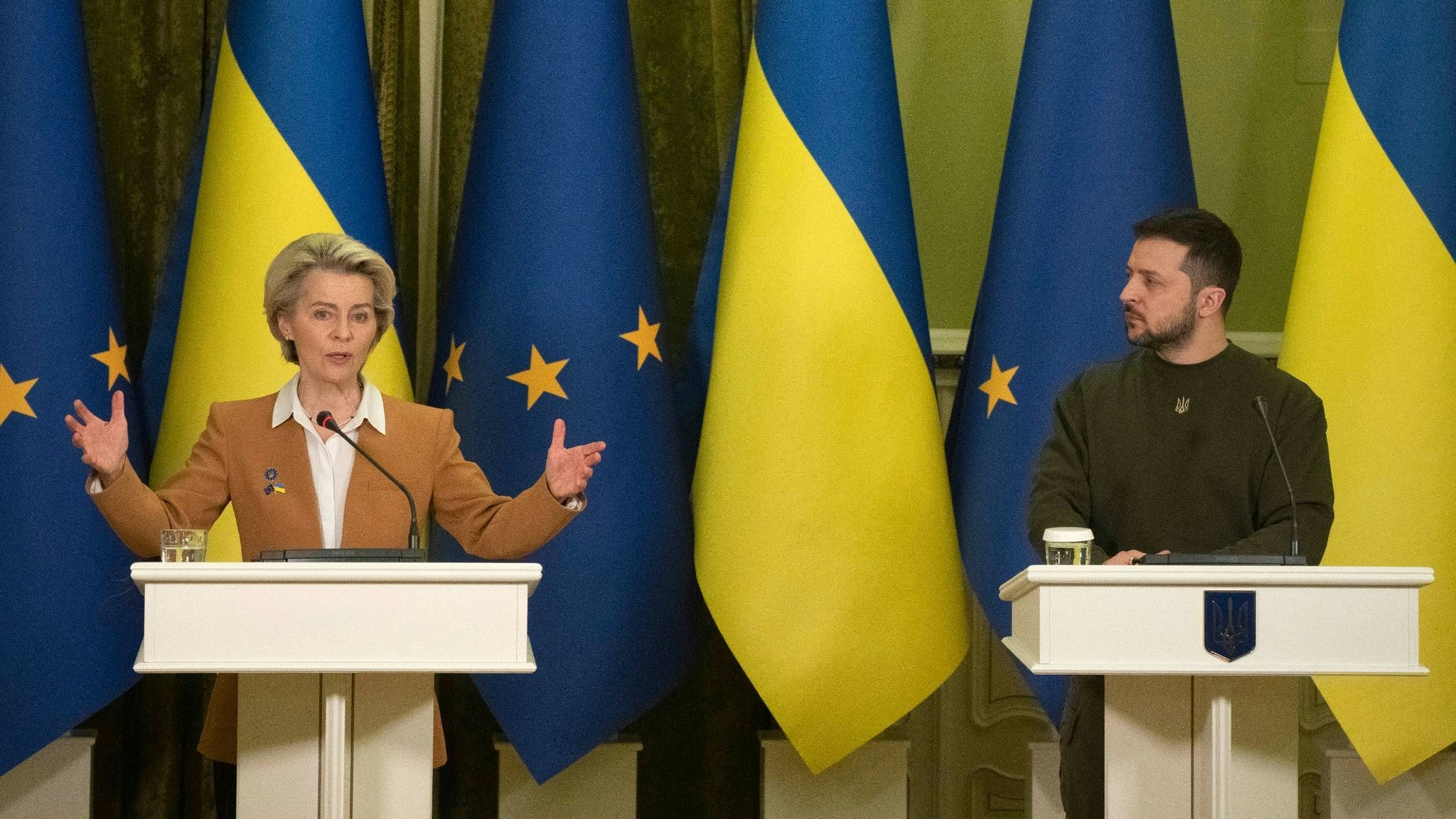 Der ukrainische Präsident, Wolodymyr Selenskyj und Ursula von der Leyen bei einer Pressekonferenz. Foto: dpa/Lukatsky