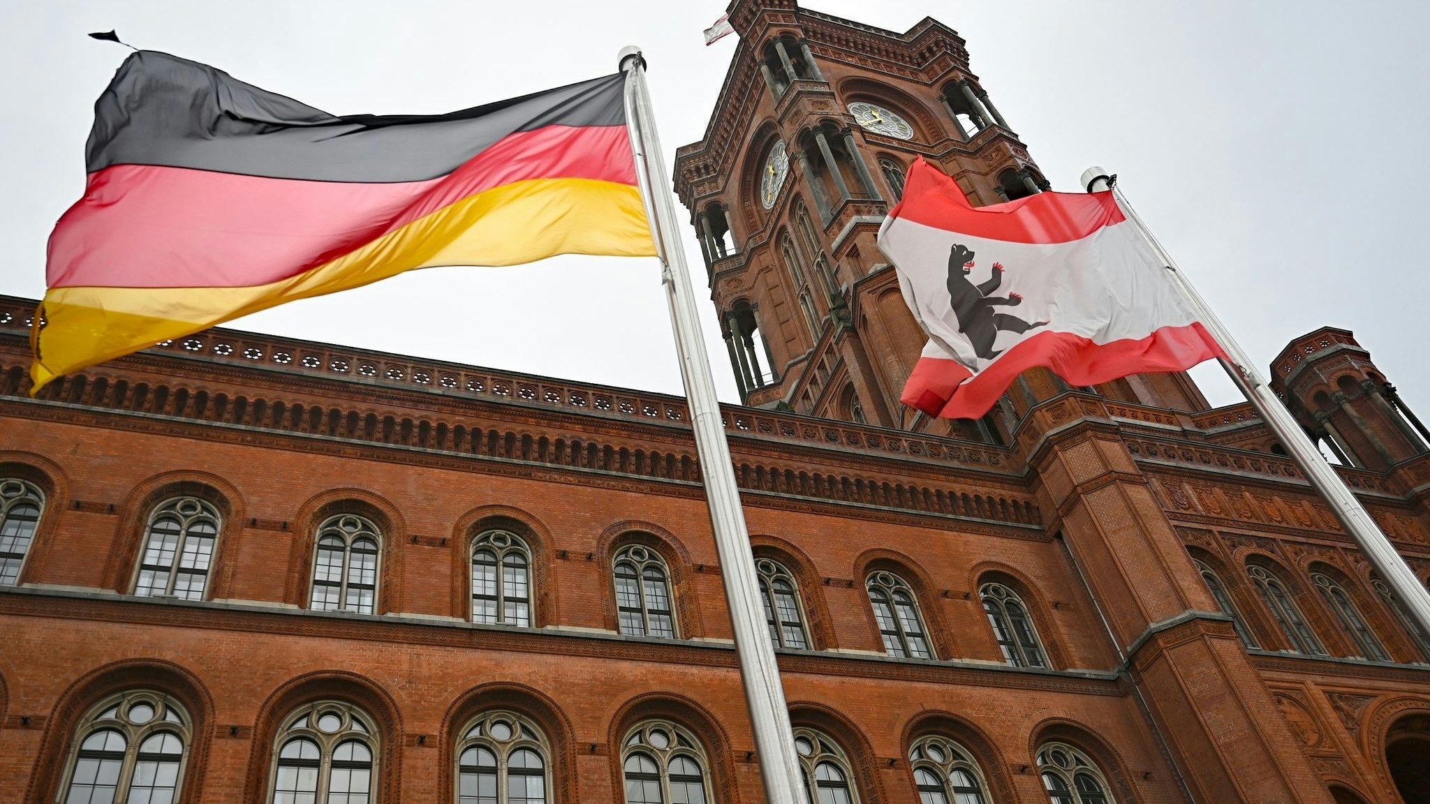 Das Rote Rathaus, Sitz der Regierenden Bürgermeisterin sowie des Senats von Berlin. Foto: dpa/Znidar