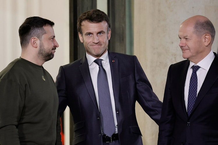 Selenskyj (l) wirbt bei Macron (M) und Scholz um Kampfjets. Foto: dpaJoly