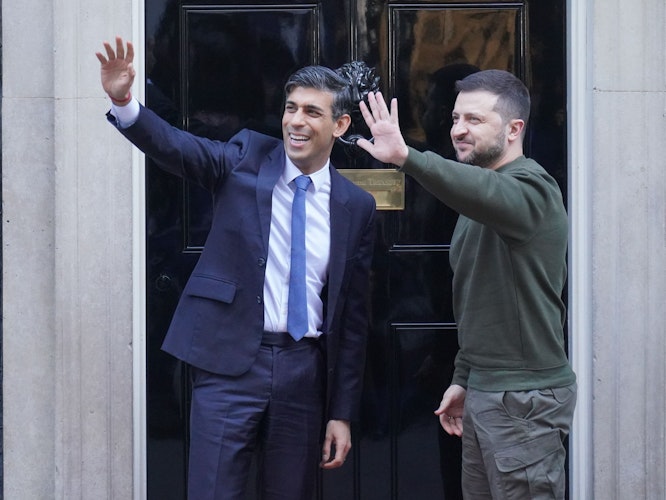 Wolodymyr Selenskyj und Rishi Sunak (l) vor dem Amtssitz der britischen Regierungschefs in der Downing Street Nummer 10 in London. Foto: dpaBrady