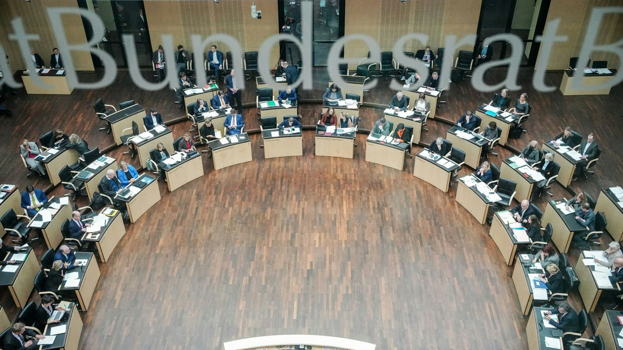 Die Ministerpräsidenten der Länder kommen im Bundesrat zur Sitzung zusammen. Foto: dpa/Nietfeld