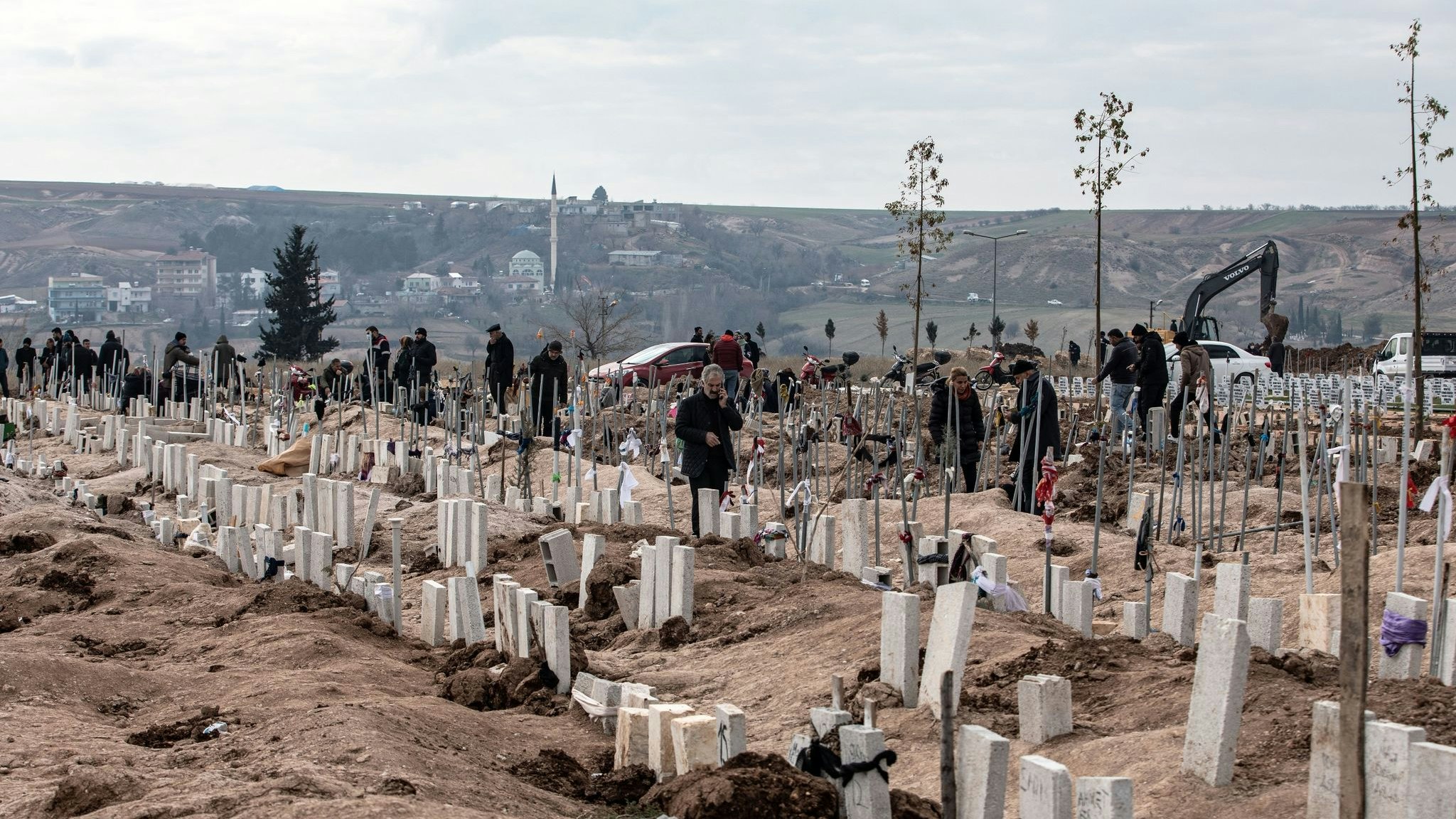 Menschen begraben die Toten in Adiyaman. Foto: dpa/Onur Dogman