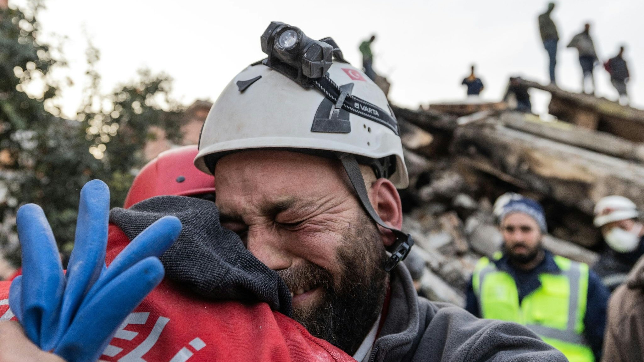 Ein Vater weint vor Freude, nachdem seine siebenjährige Tochter in Adana nach vier Tagen aus einem eingestürzten Gebäude befreit wurde. Foto: dpa