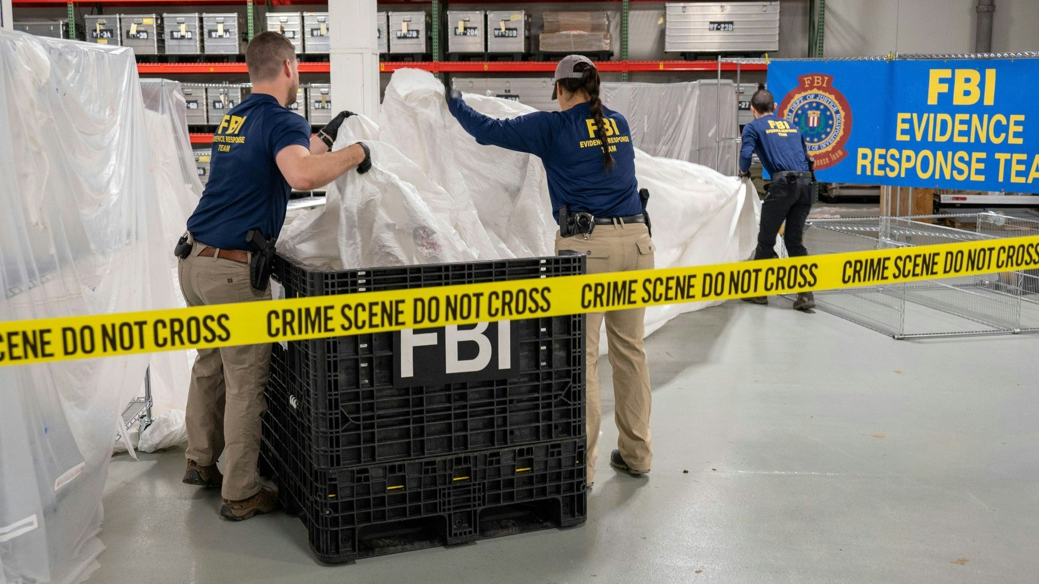 FBI-Spezialagenten begutachten das Material, das vom vor der Küste von South Carolina geborgenen Höhenballon stammt. Foto: dpa