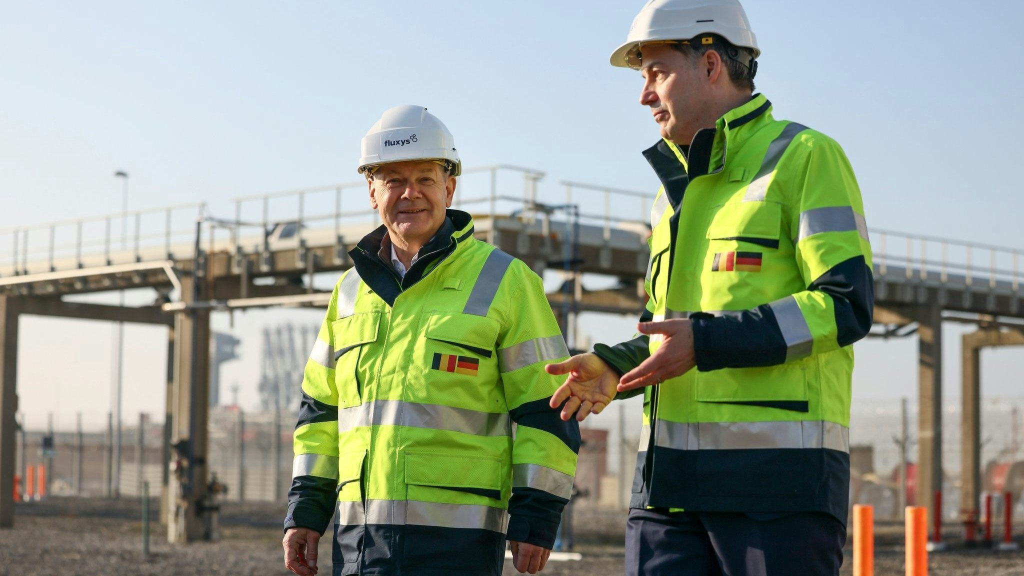 Bundeskanzler Olaf Scholz (l) und Alexander De Croo, Premierminister von Belgien, besuchen das Fluxys-Gasterminal im Hafen von Brügge. Foto: dpa/Herman