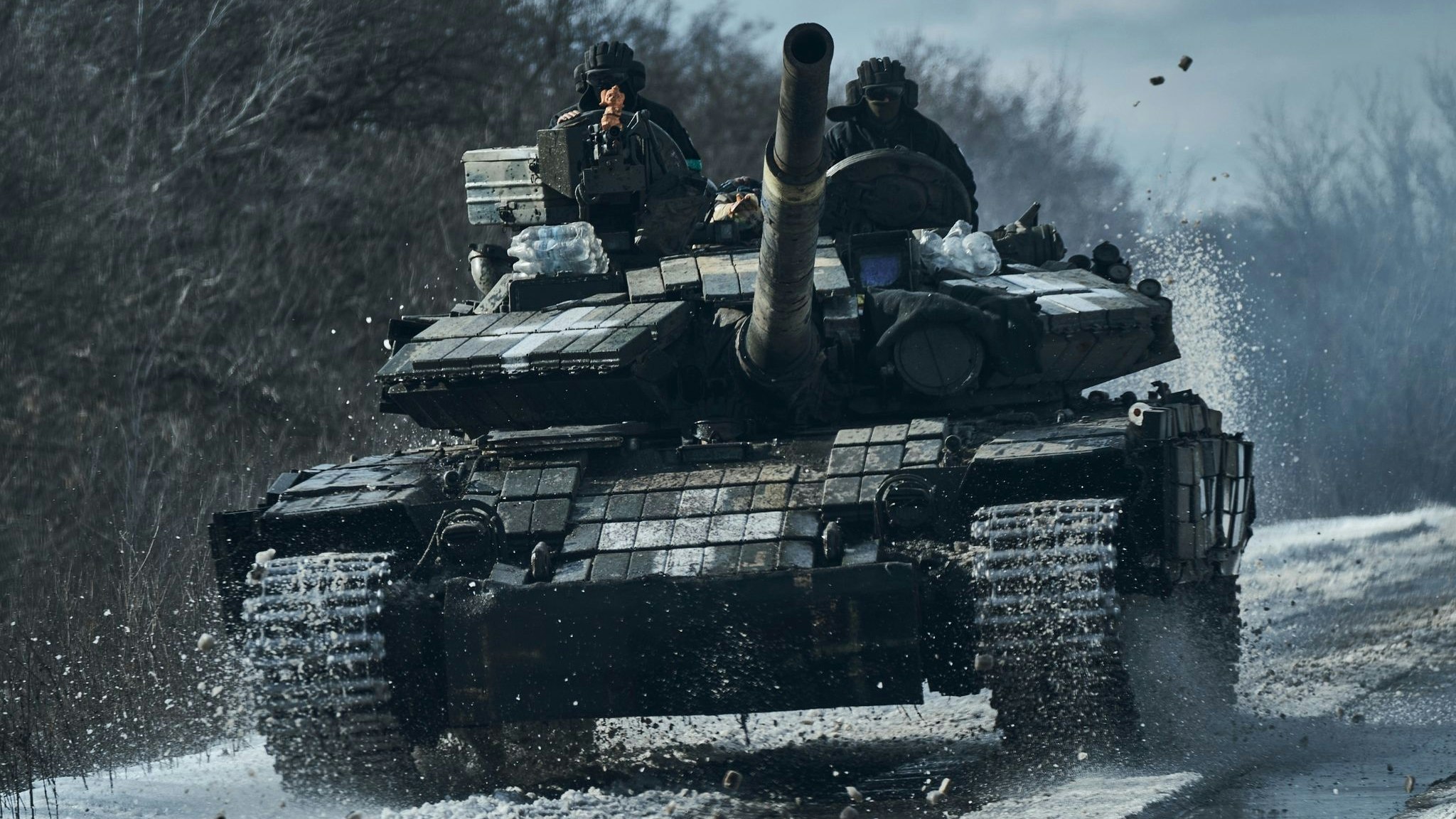 Ukrainische Soldaten auf einem Panzer an der Frontlinie in Bachmut. Foto: dpa/Libkos/AP