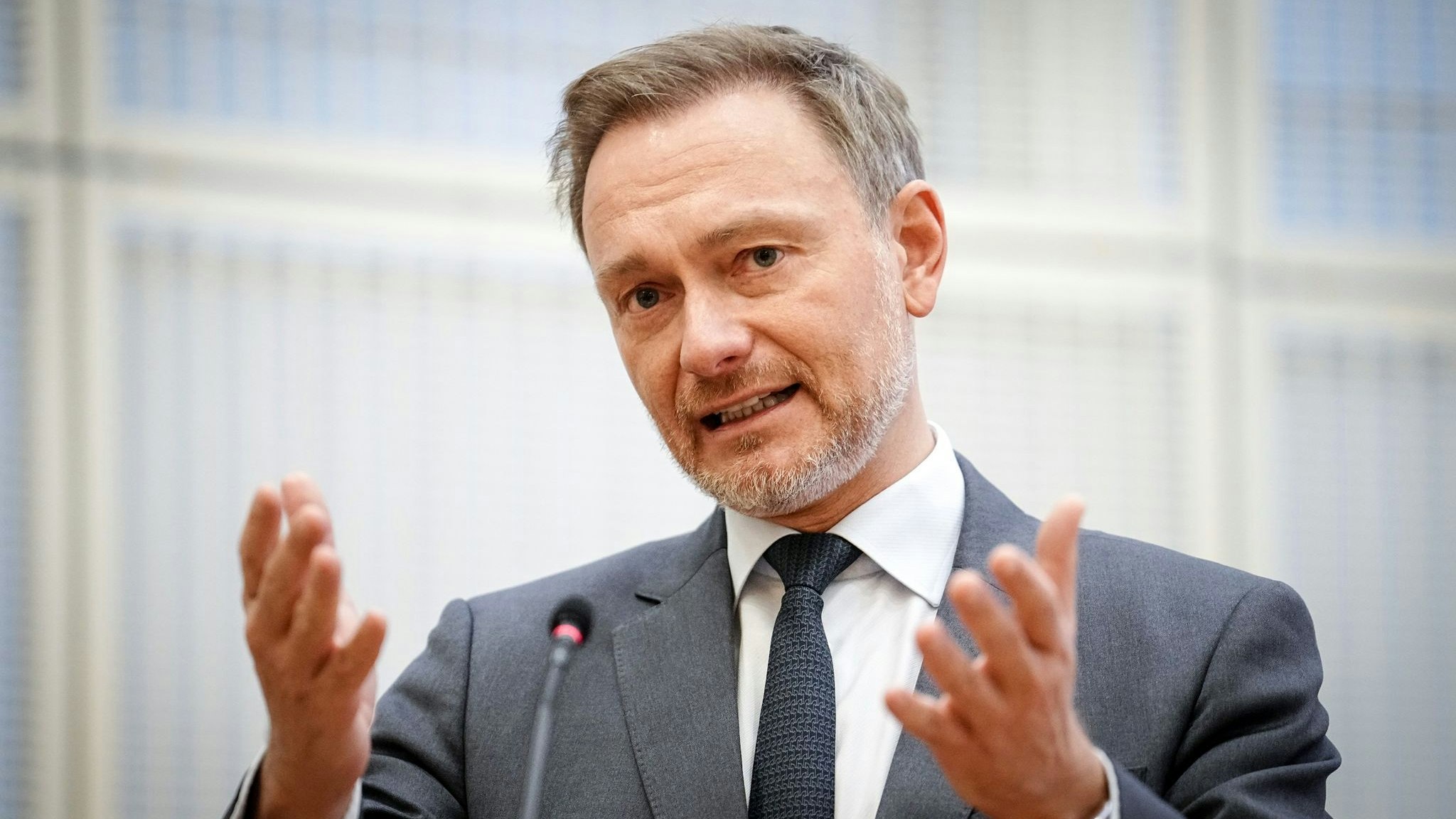 „Nicht alles, was wünschenswert ist, geht sofort“, sagt Christian Lindner (FDP), Bundesminister der Finanzen. Foto: dpa/Nietfeld