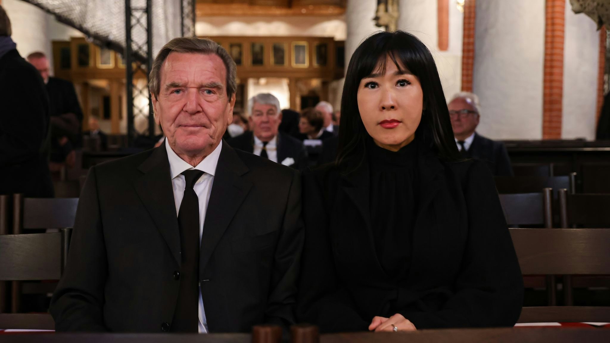 Der ehemaliger Bundeskanzler Gerhard Schröder und seine Frau So-yeon Schröder-Kim nehmen an einer Gedenkfeier teil. Foto: dpa/Perrey
