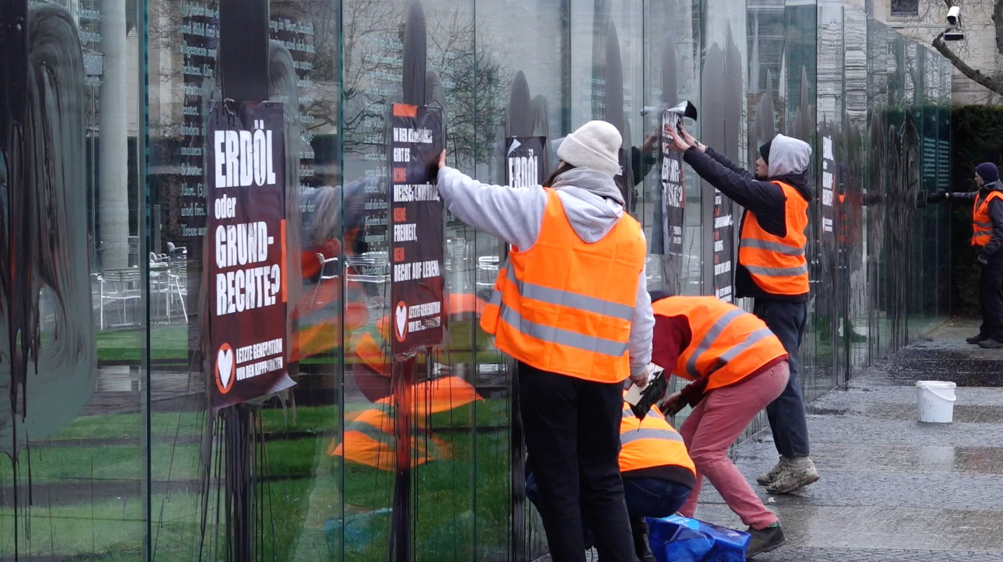 Klimaaktivisten der „Letzten Generation“ beschmieren und plakatieren gläserne Grundgesetz-Skulptur am Bundestag. Foto: dpa/Kaeuler