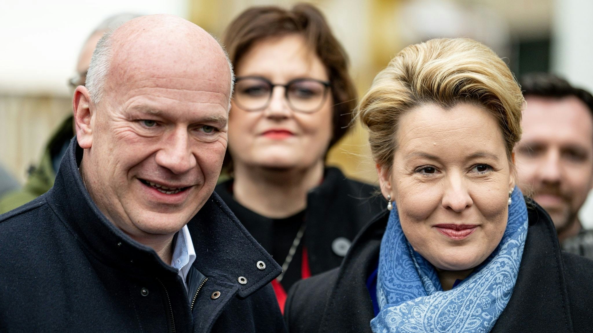 Franziska Giffey (SPD, r) und Kai Wegner (CDU, l) kommen zum Beginn der Koalitionsverhandlungen von CDU und SPD. Foto: dpa/Sommer