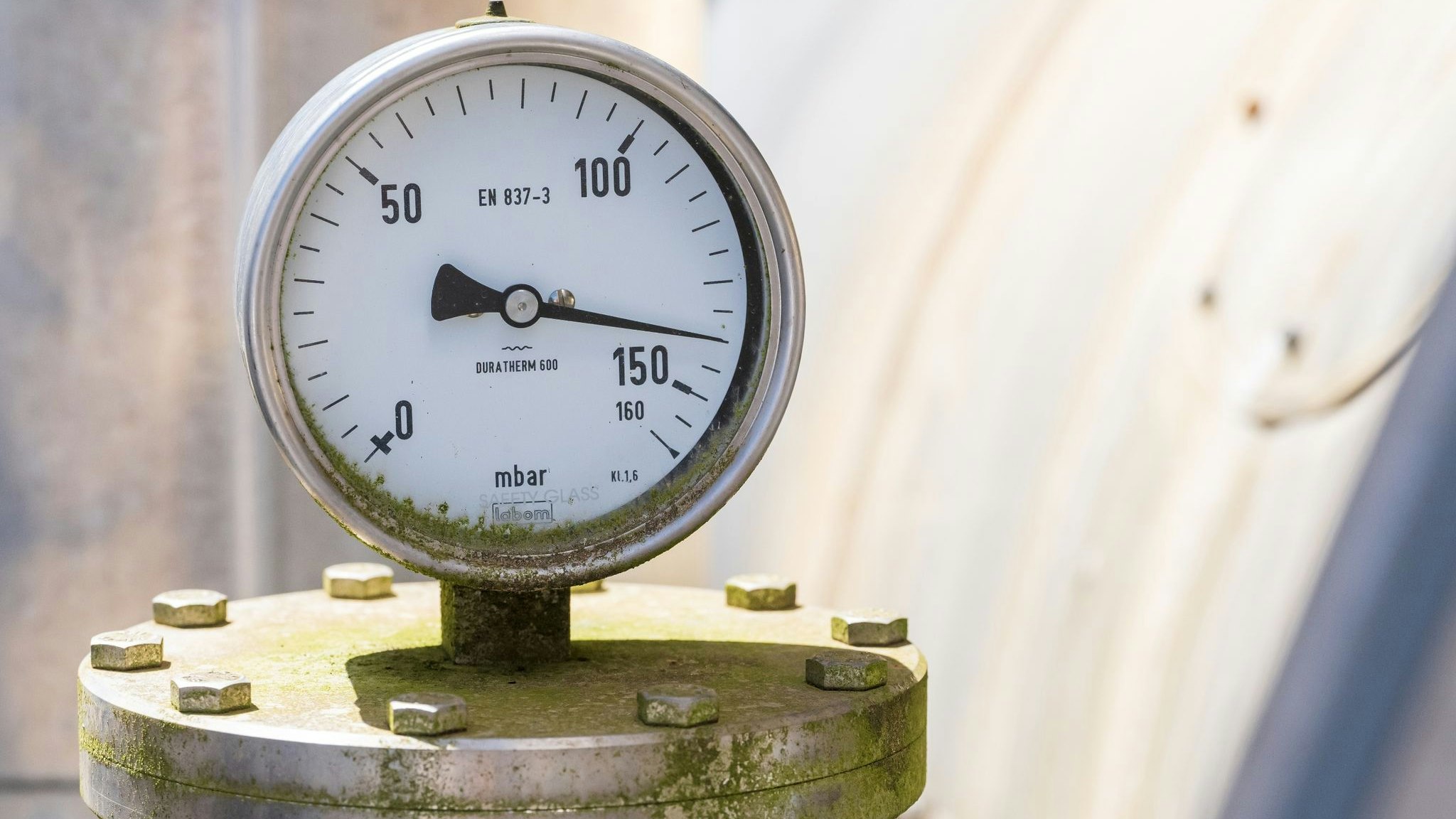 Ein Anzeige für Druck in der Anlage des Gasspeicher Wolfersberg: Die kühlen Temperaturen sorgen für sinkende Füllstände. Foto: dpa/Kneffel