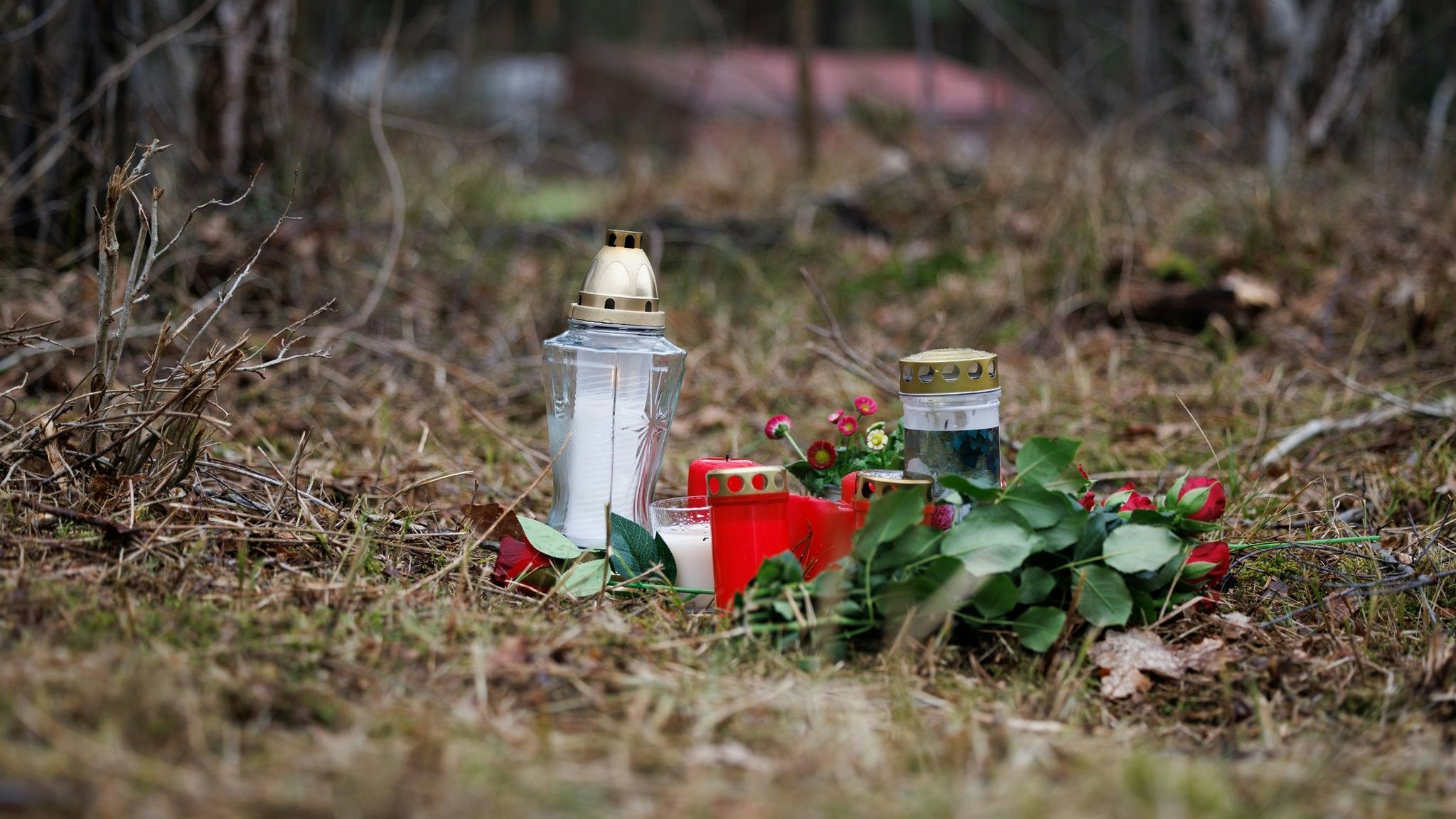 Blick auf Trauerkerzen und Blumen in der Nähe eines Schützenhauses, wo eine 19-Jährige gewaltsam getötet worden ist. Foto: Friso Gentsch / dpa