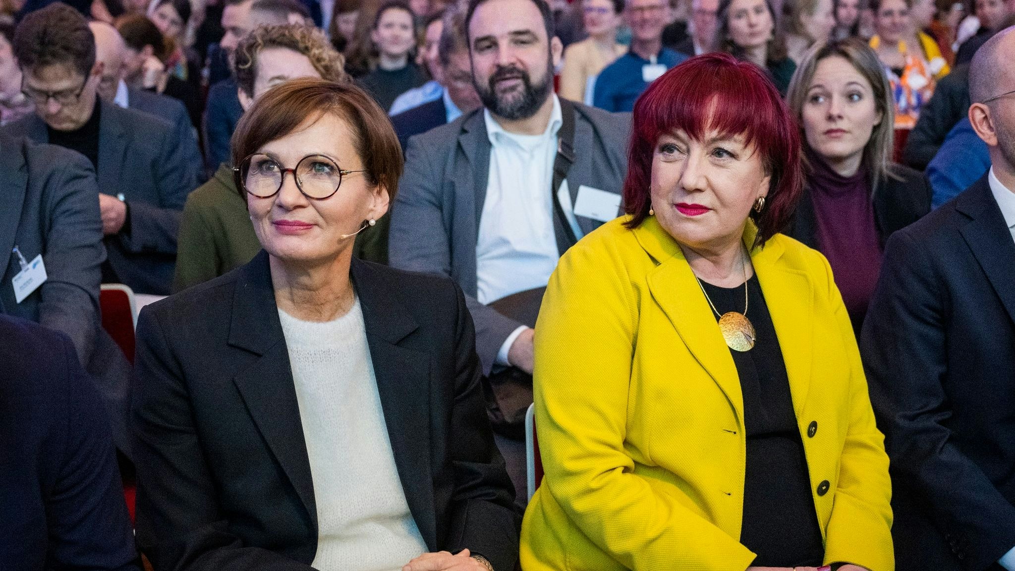 Bundesbildungsministerin Bettina Stark-Watzinger (l) sitzt beim Bildungsgipfel neben Berlins Bildungssenatorin Astrid-Sabine Busse. Foto: dpa/Gateau