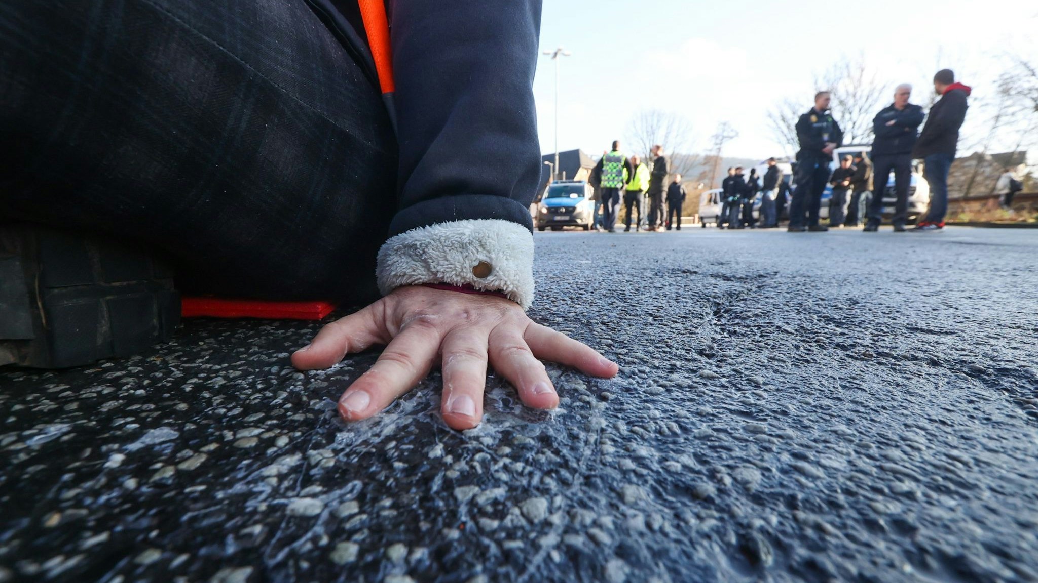 Festgeklebt auf der Straße: Auch robuste Blockadeaktionen fallen unter das Versammlungsrecht. Foto: Nadine Weigel / dpa