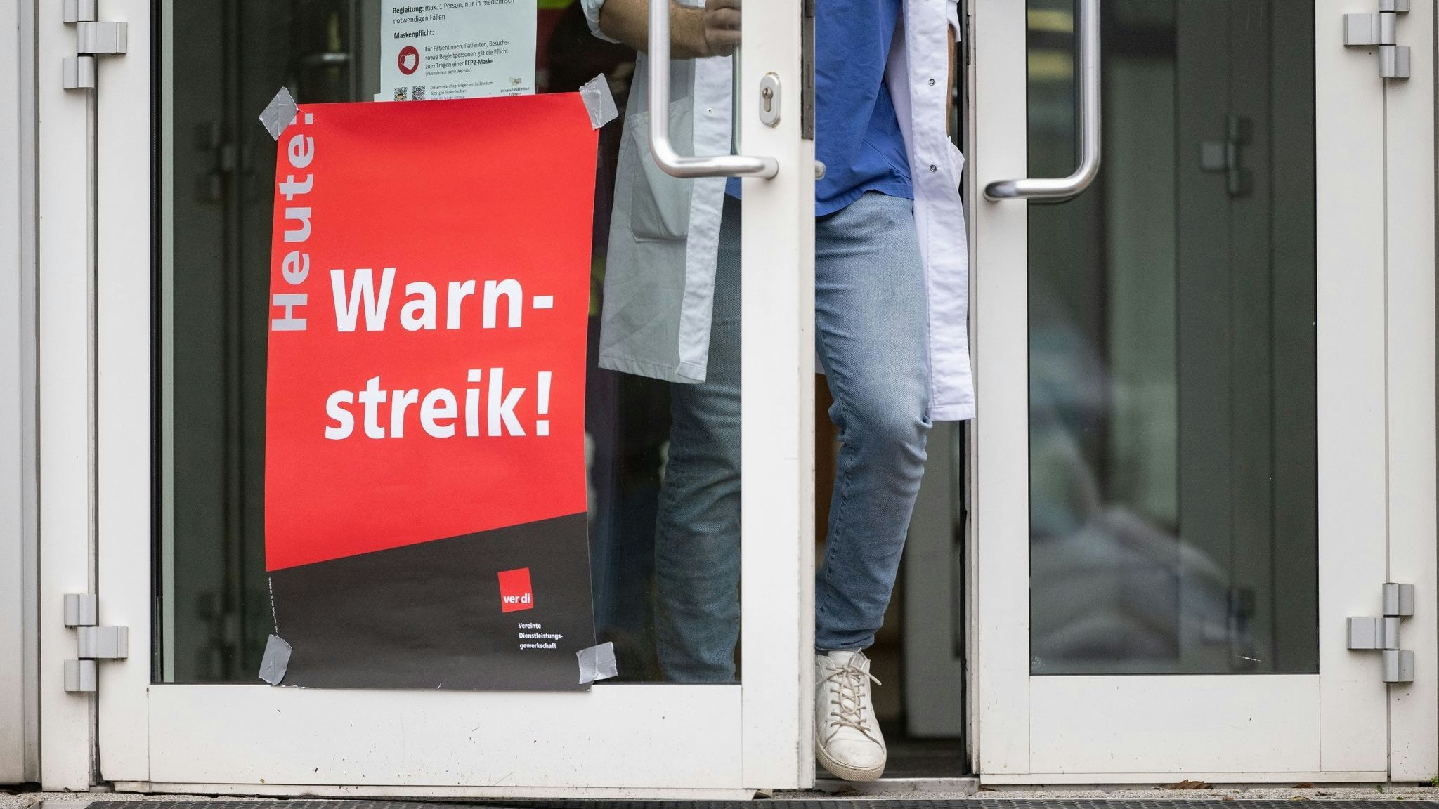 Ein Plakat mit der Aufschrift „Warnstreik“ hängt an der Tür einer Klinik. Foto: dpa/Murat